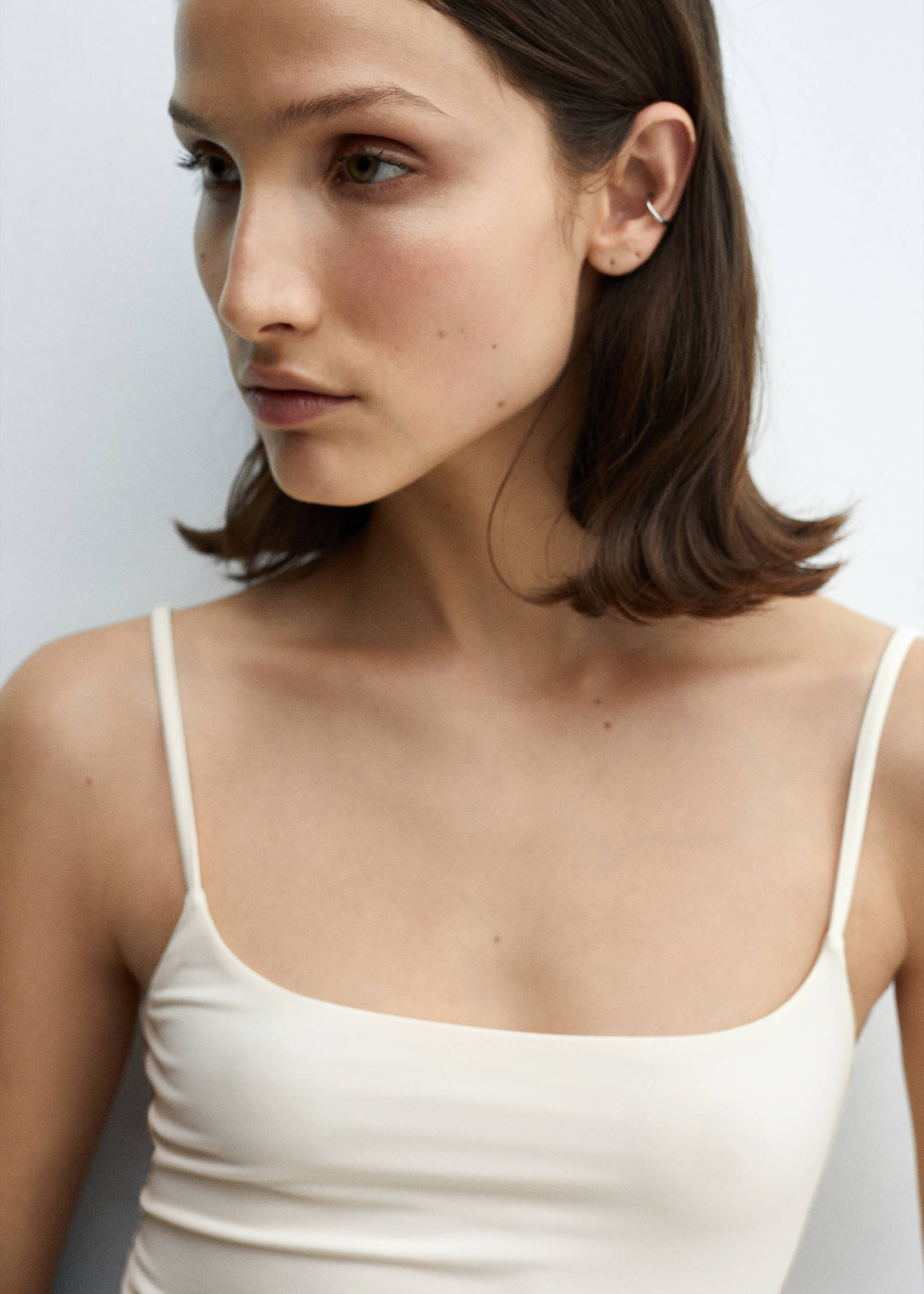 Trägertop mit ausgeschnittenem Dekolleté - Detail des Artikels 1