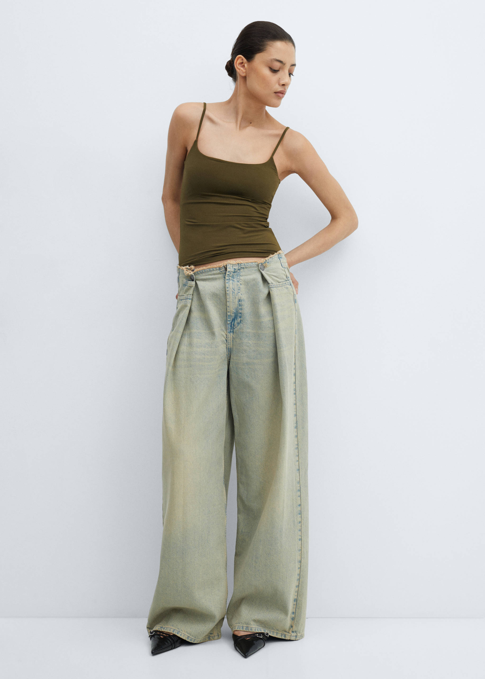 Trägertop mit ausgeschnittenem Dekolleté - Allgemeine Ansicht