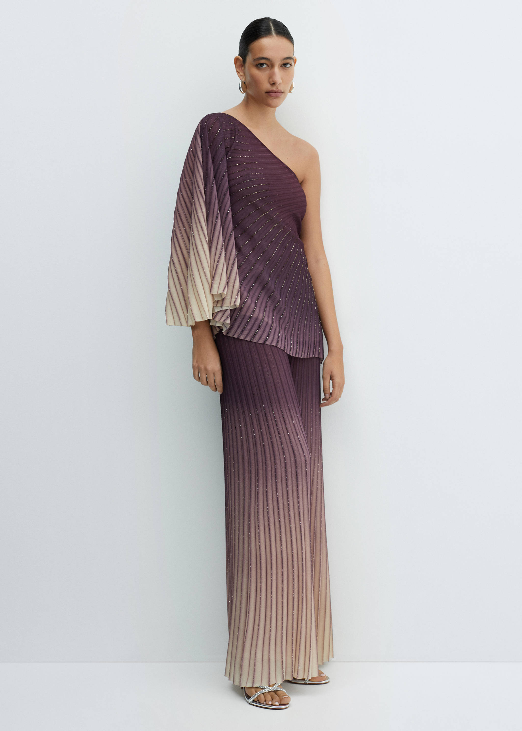 Asymmetrical pleated blouse - General plane