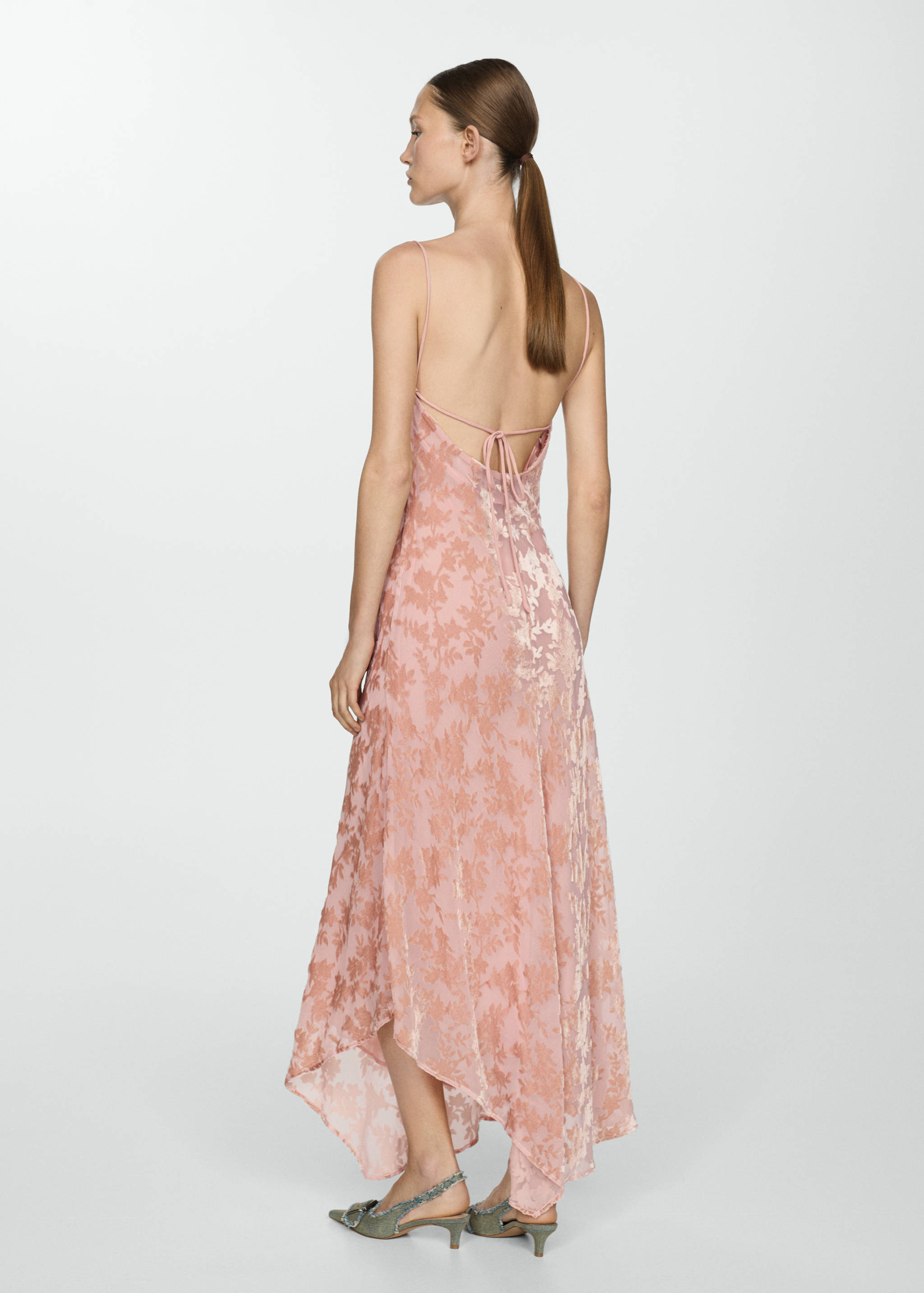 Asymmetrisches Kleid mit drapiertem Ausschnitt - Rückseite des Artikels