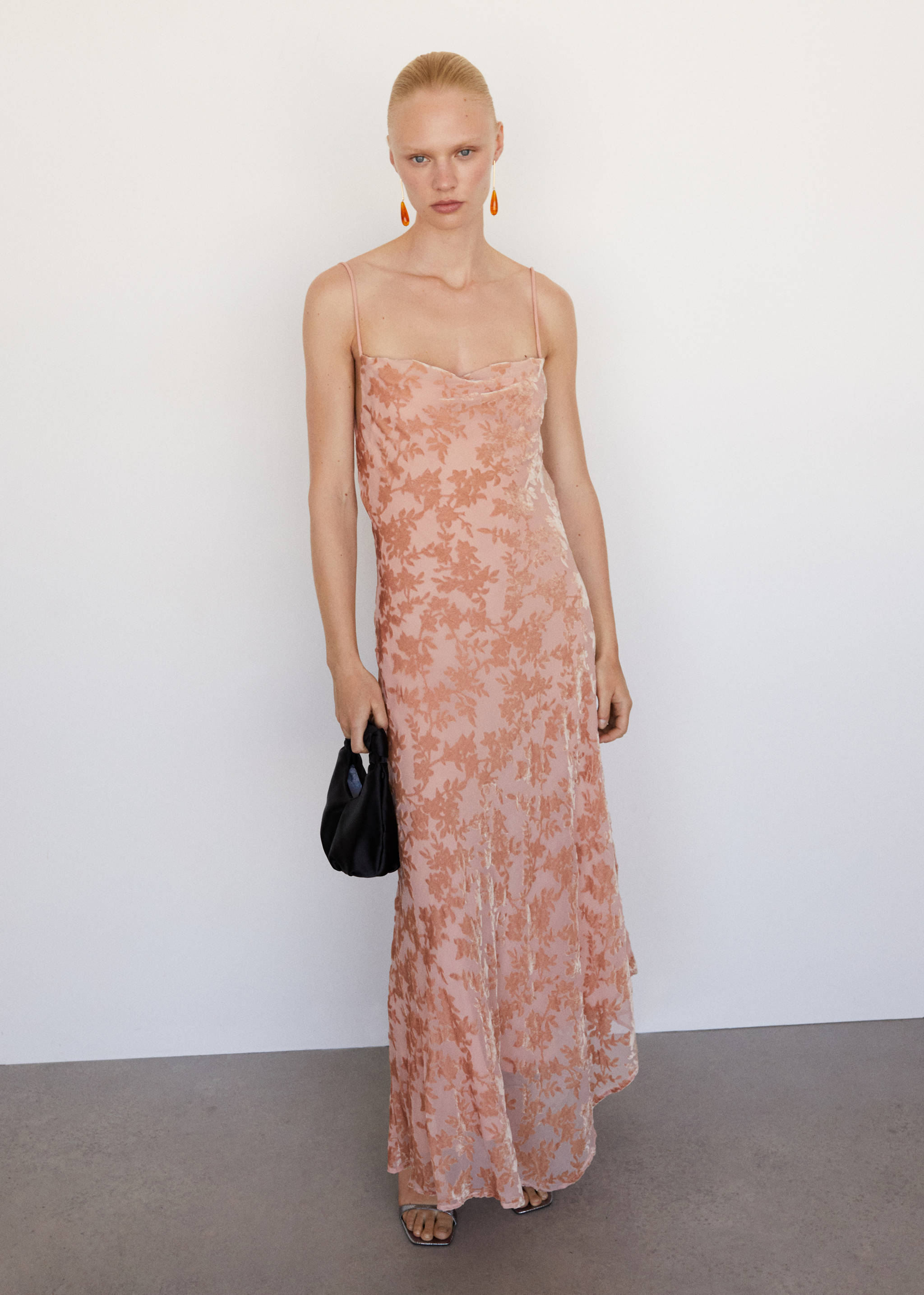 Asymmetrisches Kleid mit drapiertem Ausschnitt - Detail des Artikels 7