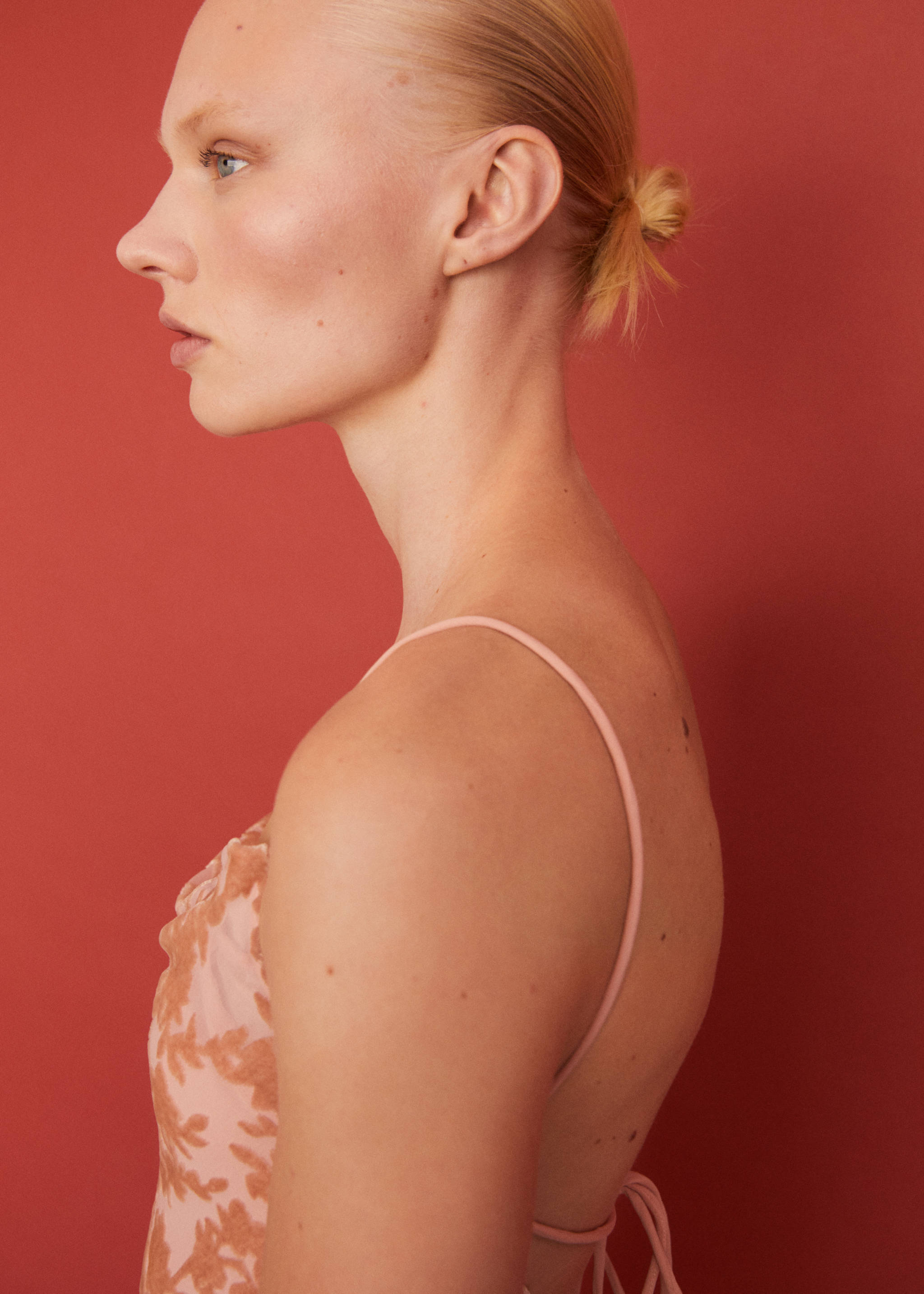 Asymmetrisches Kleid mit drapiertem Ausschnitt - Detail des Artikels 9