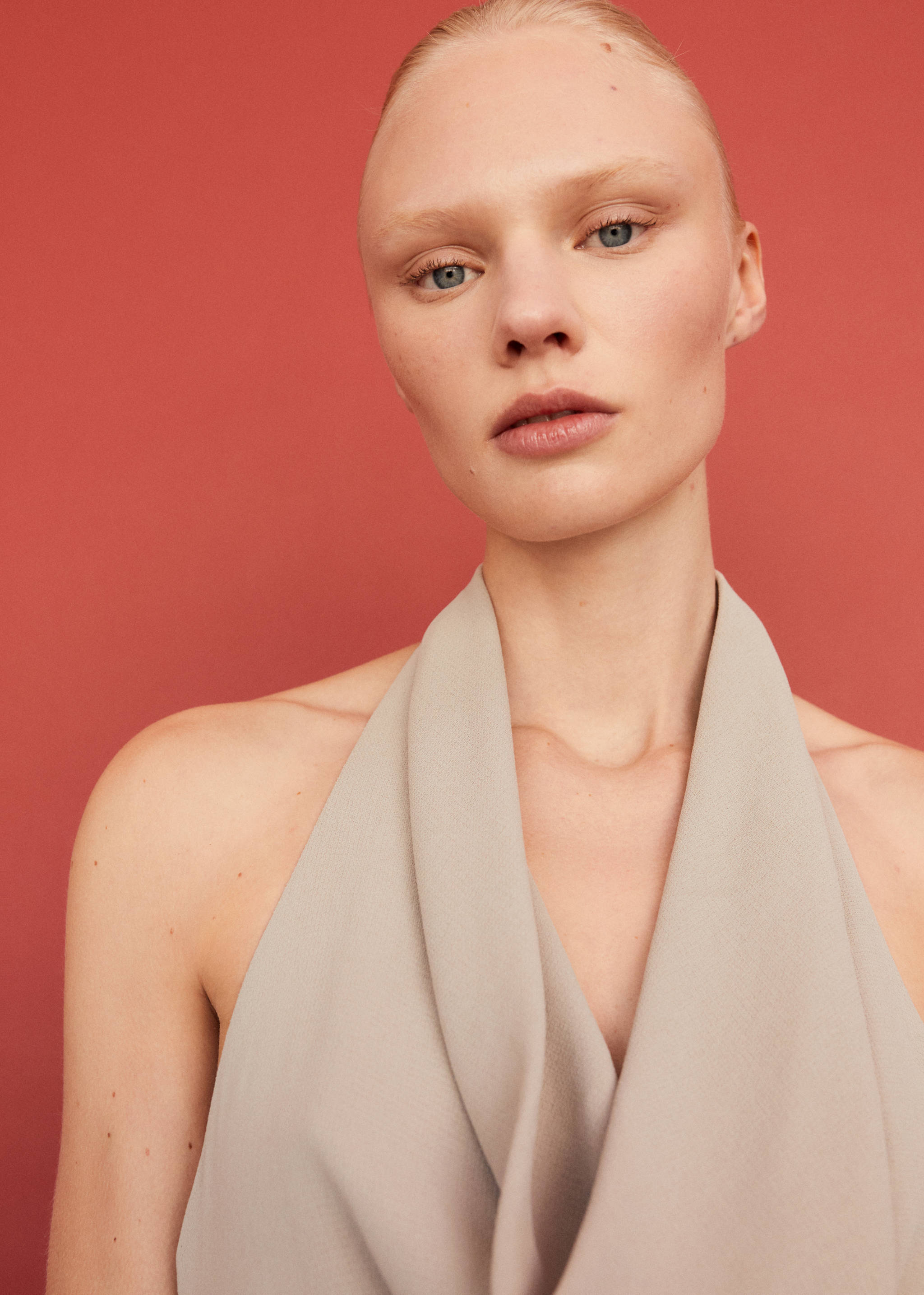 Halter dress with draped neckline - Details of the article 7