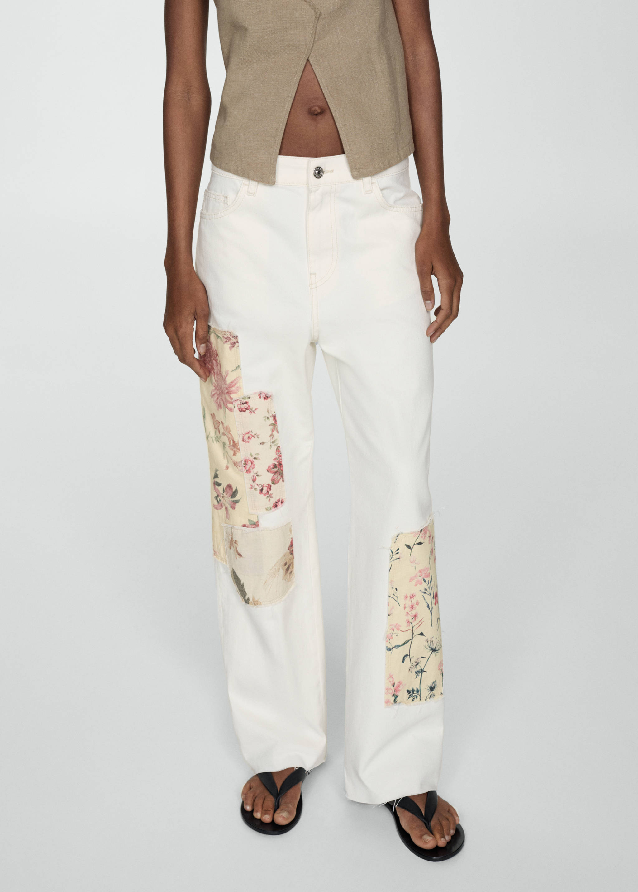 Dżinsy o prostym kroju z łatami w kwiaty - Plan średni