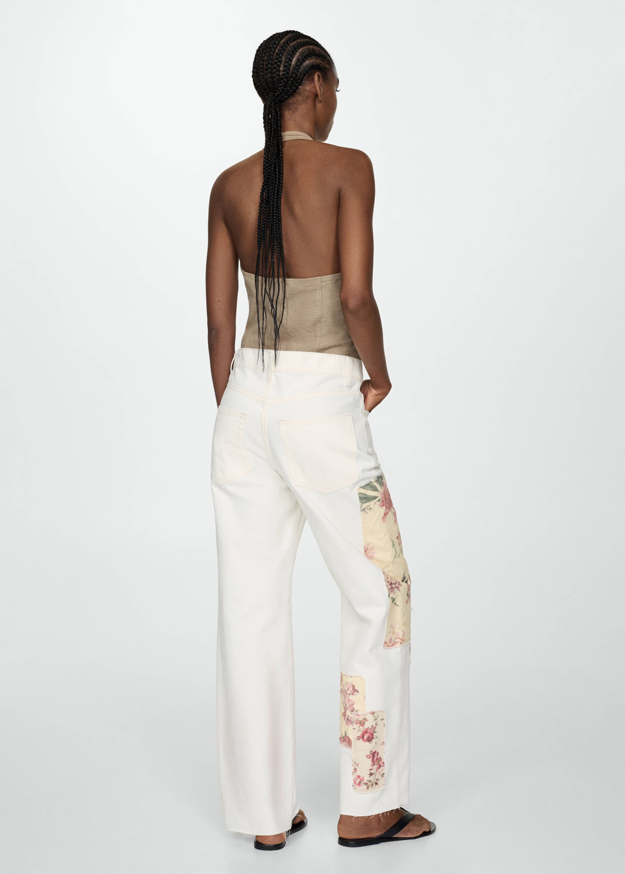 Dżinsy o prostym kroju z łatami w kwiaty - Tylna strona artykułu