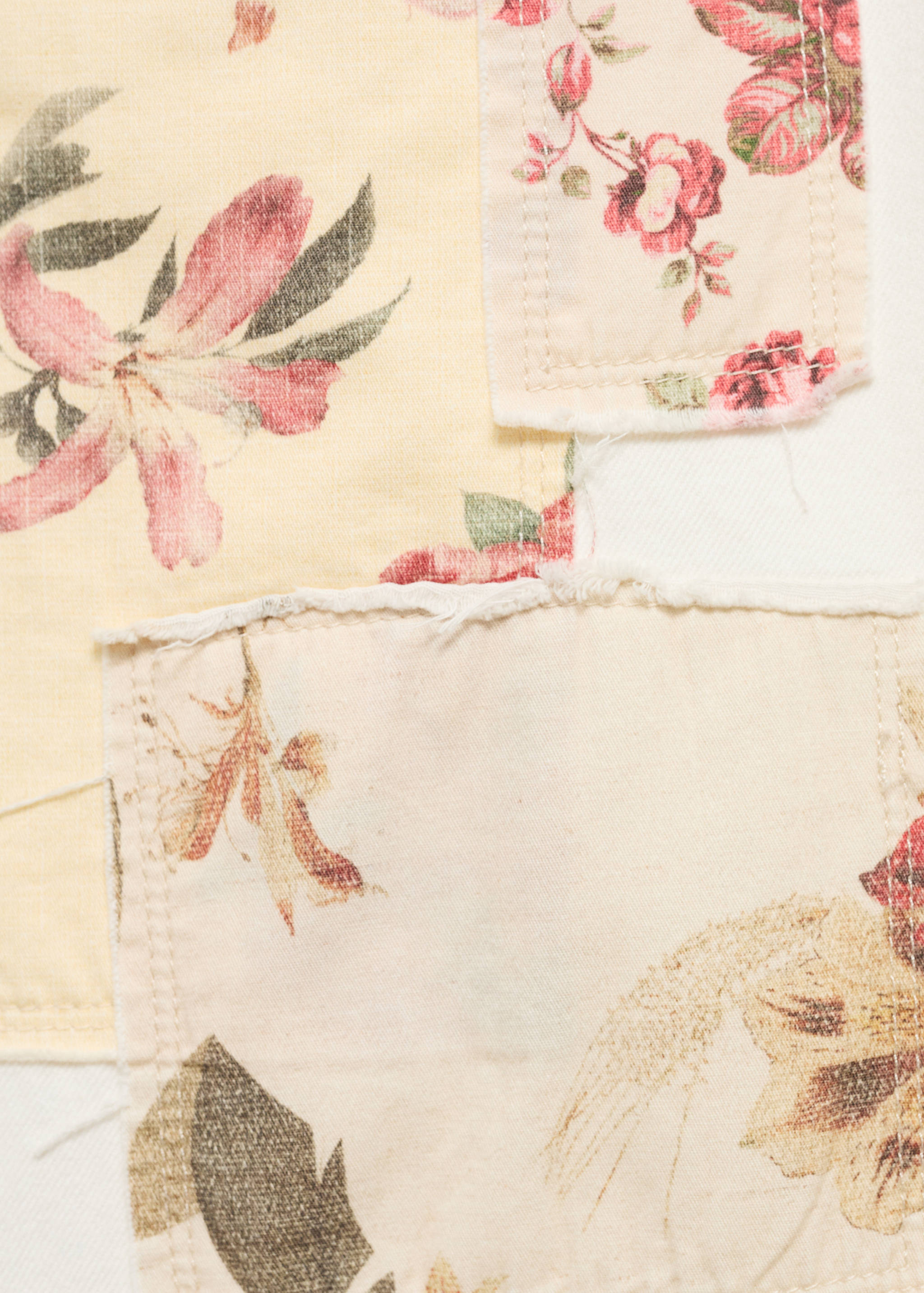 Dżinsy o prostym kroju z łatami w kwiaty - Szczegóły artykułu 0