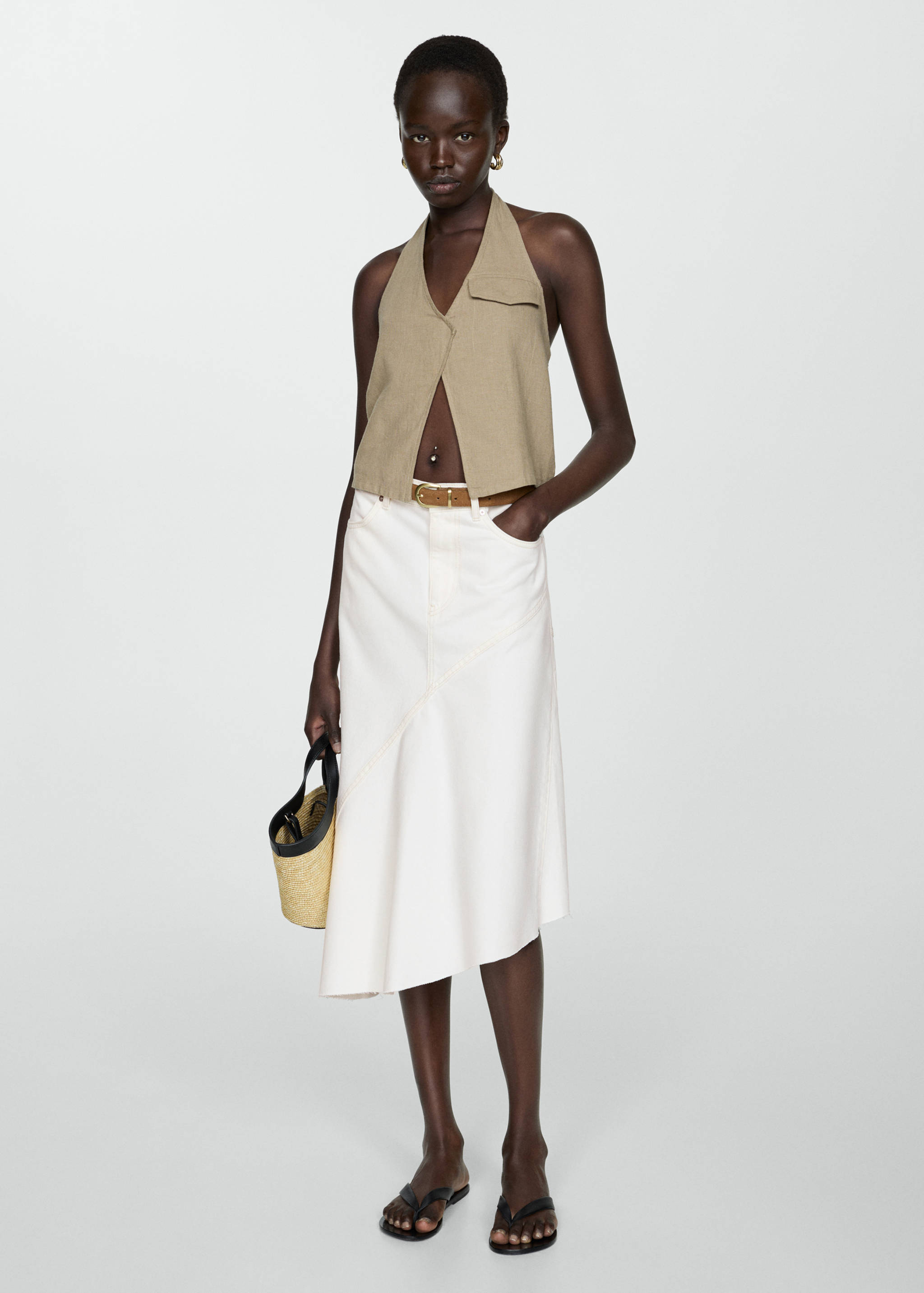 Falda vaquera asimétrica - Plano general