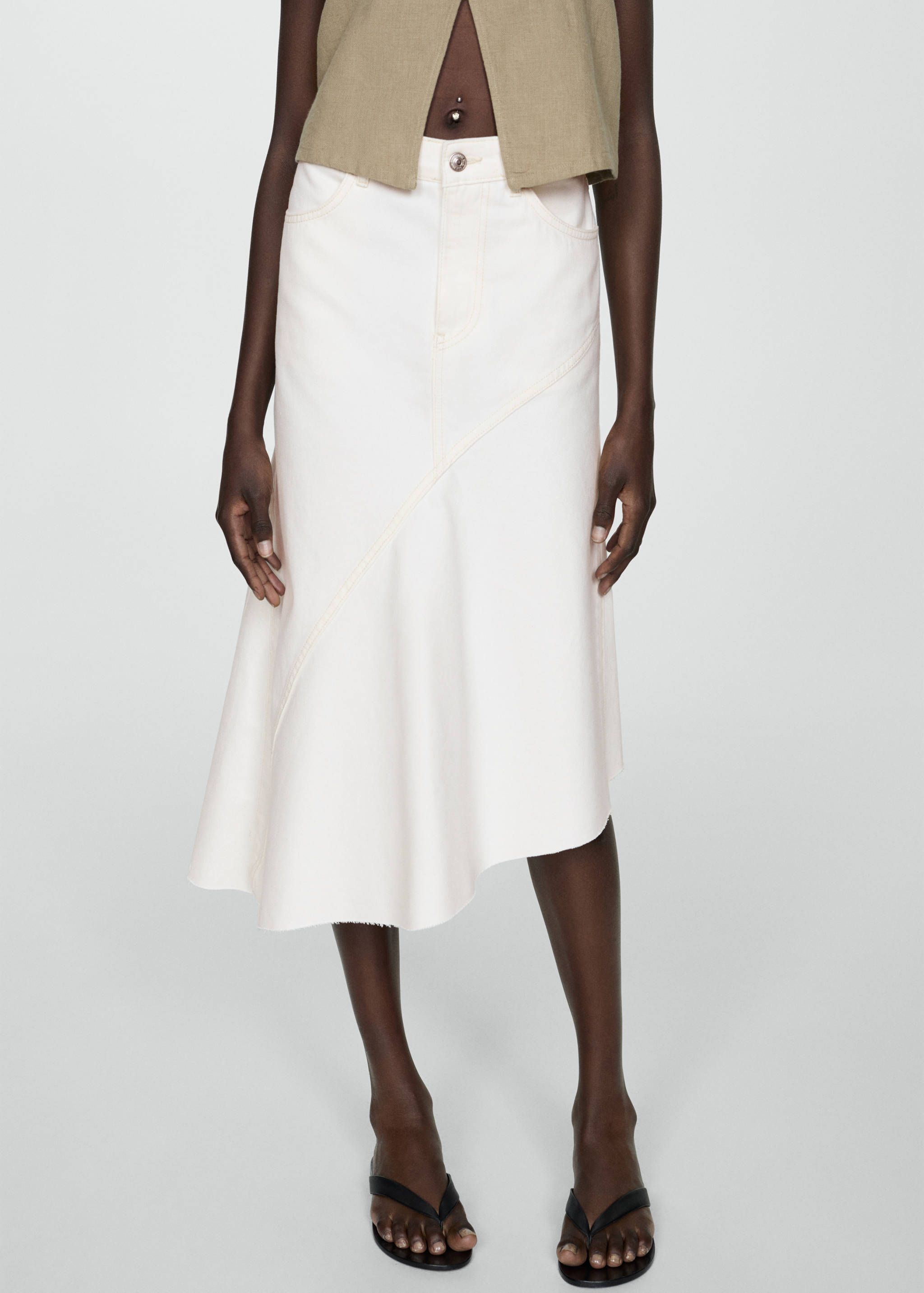 Falda vaquera asimétrica - Plano medio