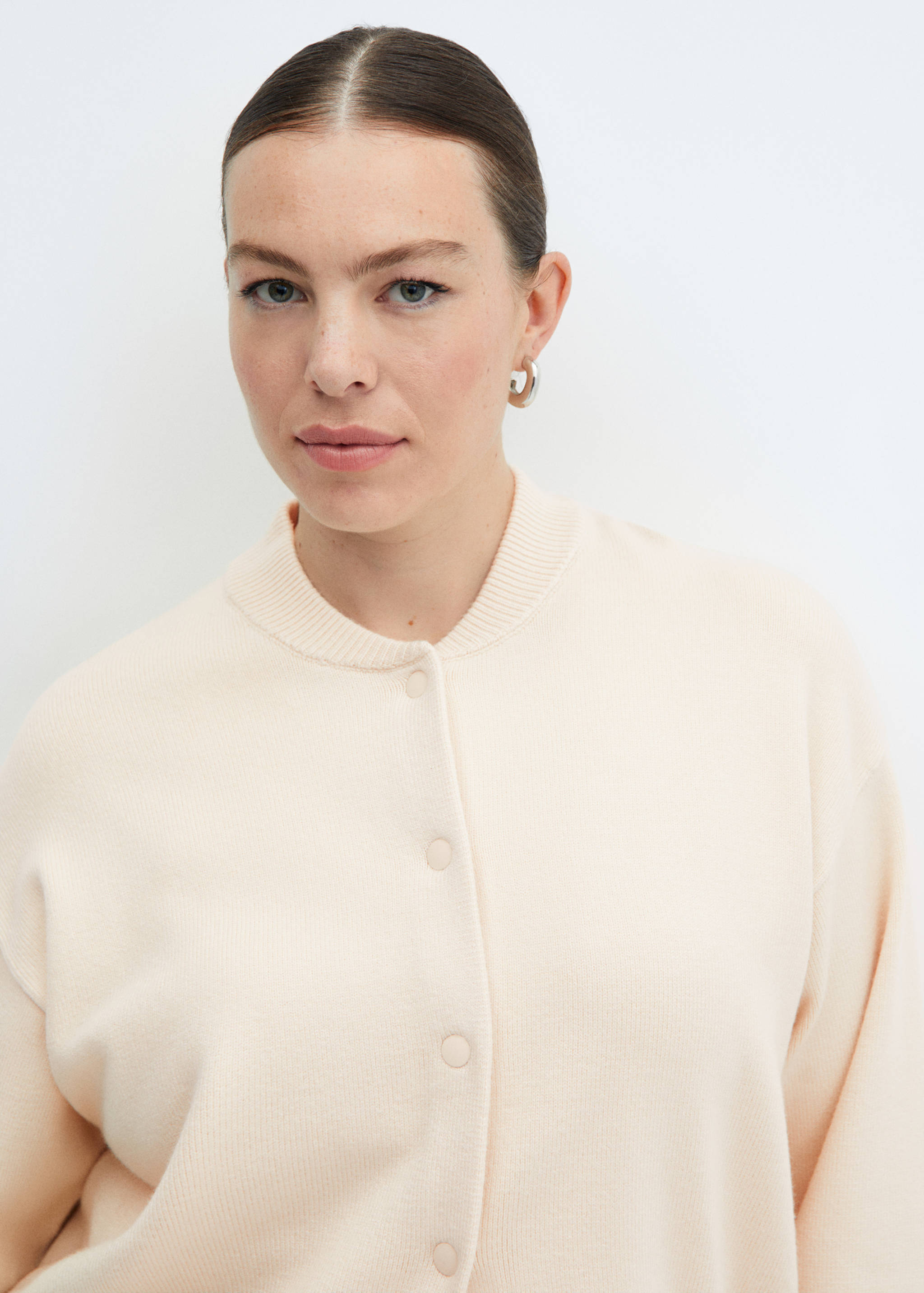 Knitted buttoned jacket - Details of the article 4