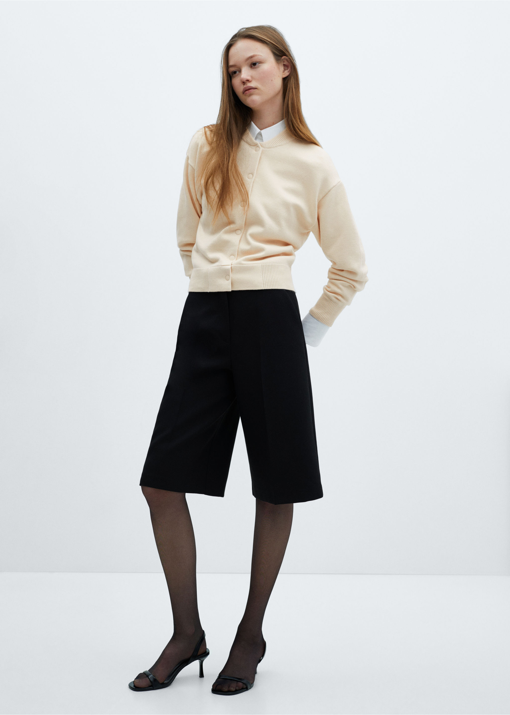 Knitted buttoned jacket - General plane