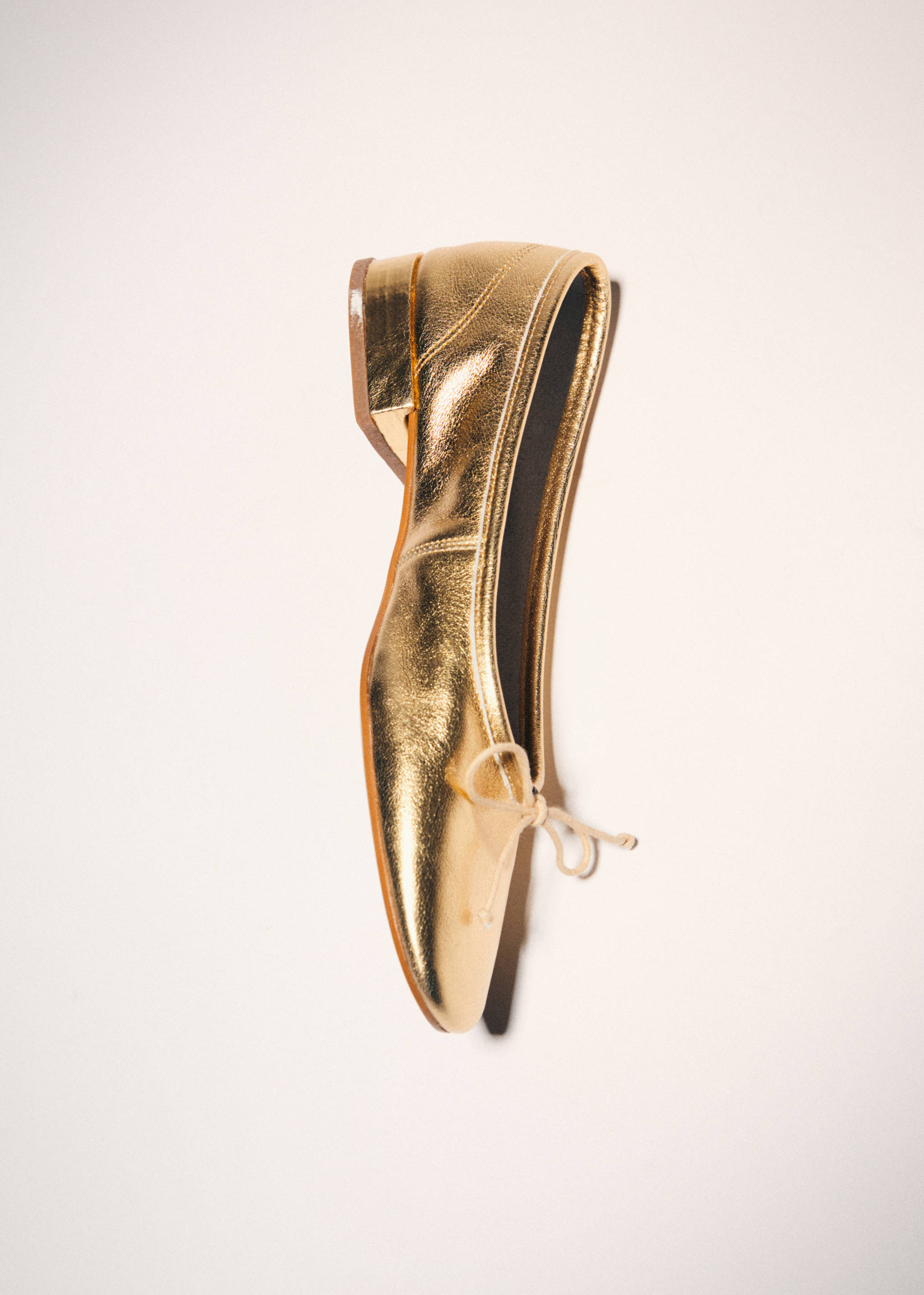 Leather ballet flats with bow - Details of the article 9, Gold. Ref: 67060467-00.