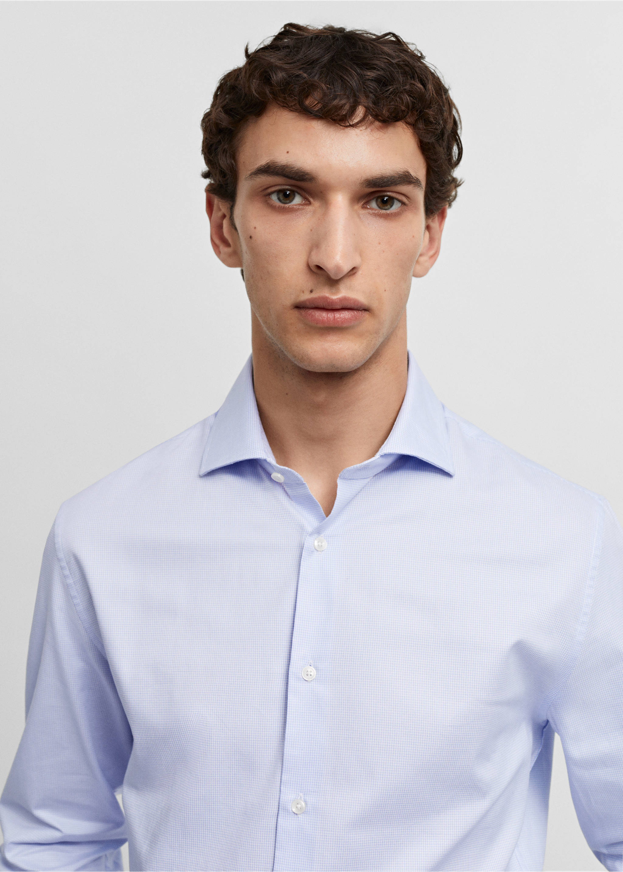 Chemise costume slim fit structurée - Détail de l'article 1, Bleu ciel. Ref: 67060623-00.