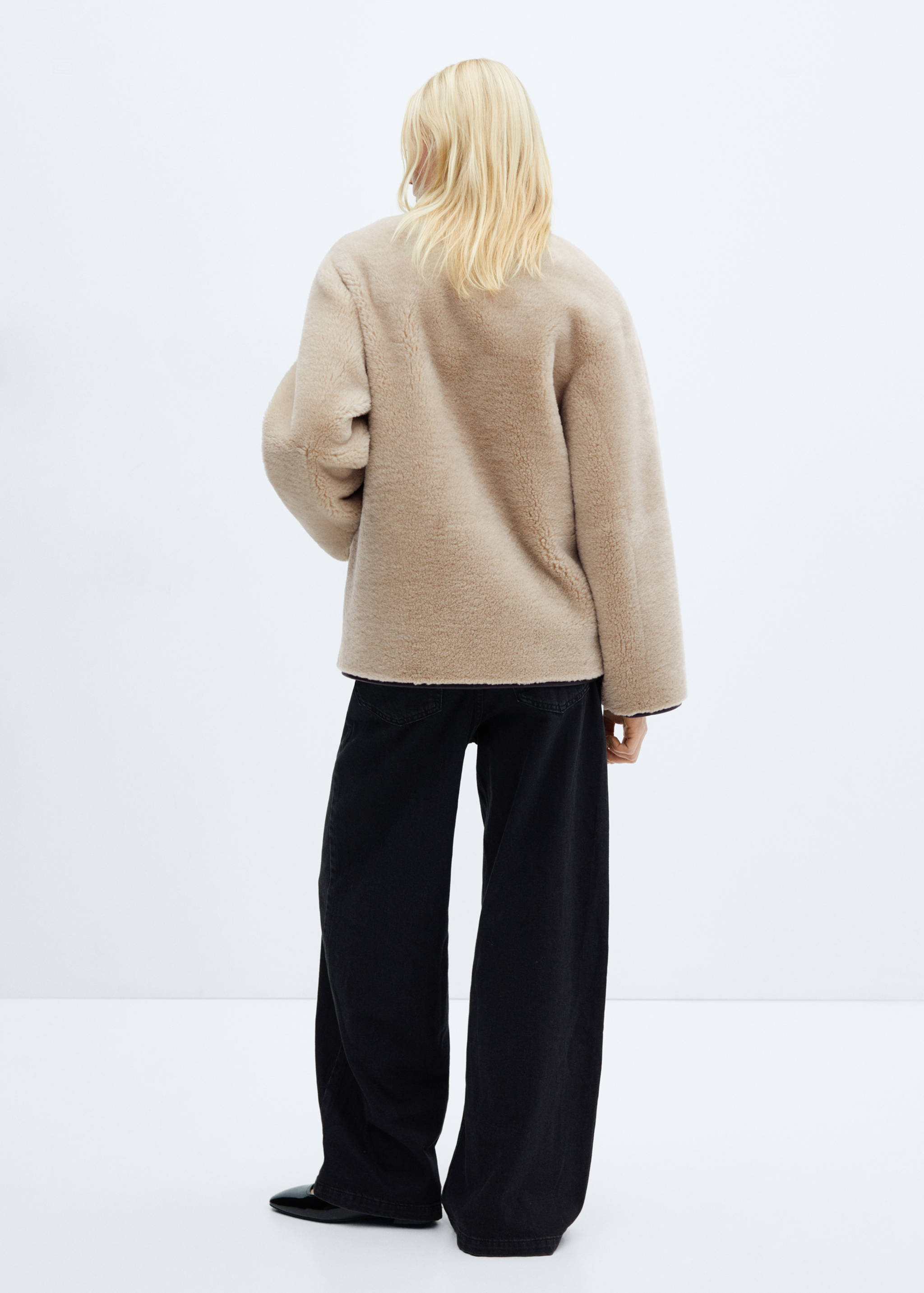 Manteau en imitation fourrure à ornements - Verso de l’article