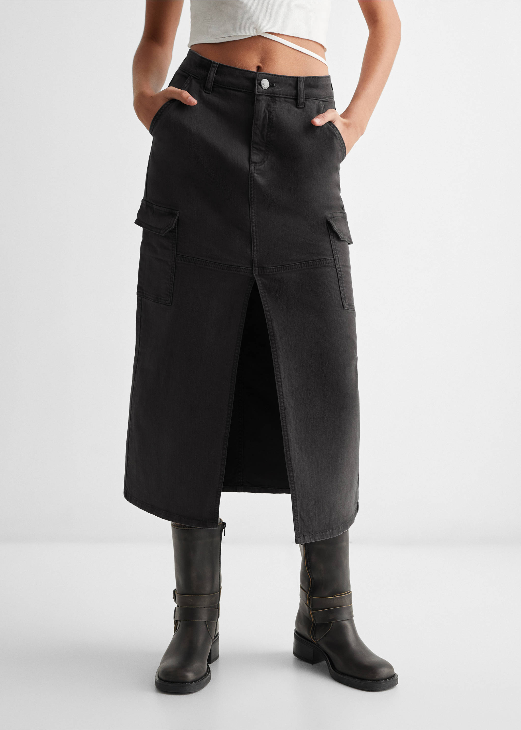 Long cargo skirt with pocket - Details of the article 6, Charcoal. Ref: 67062917-00.