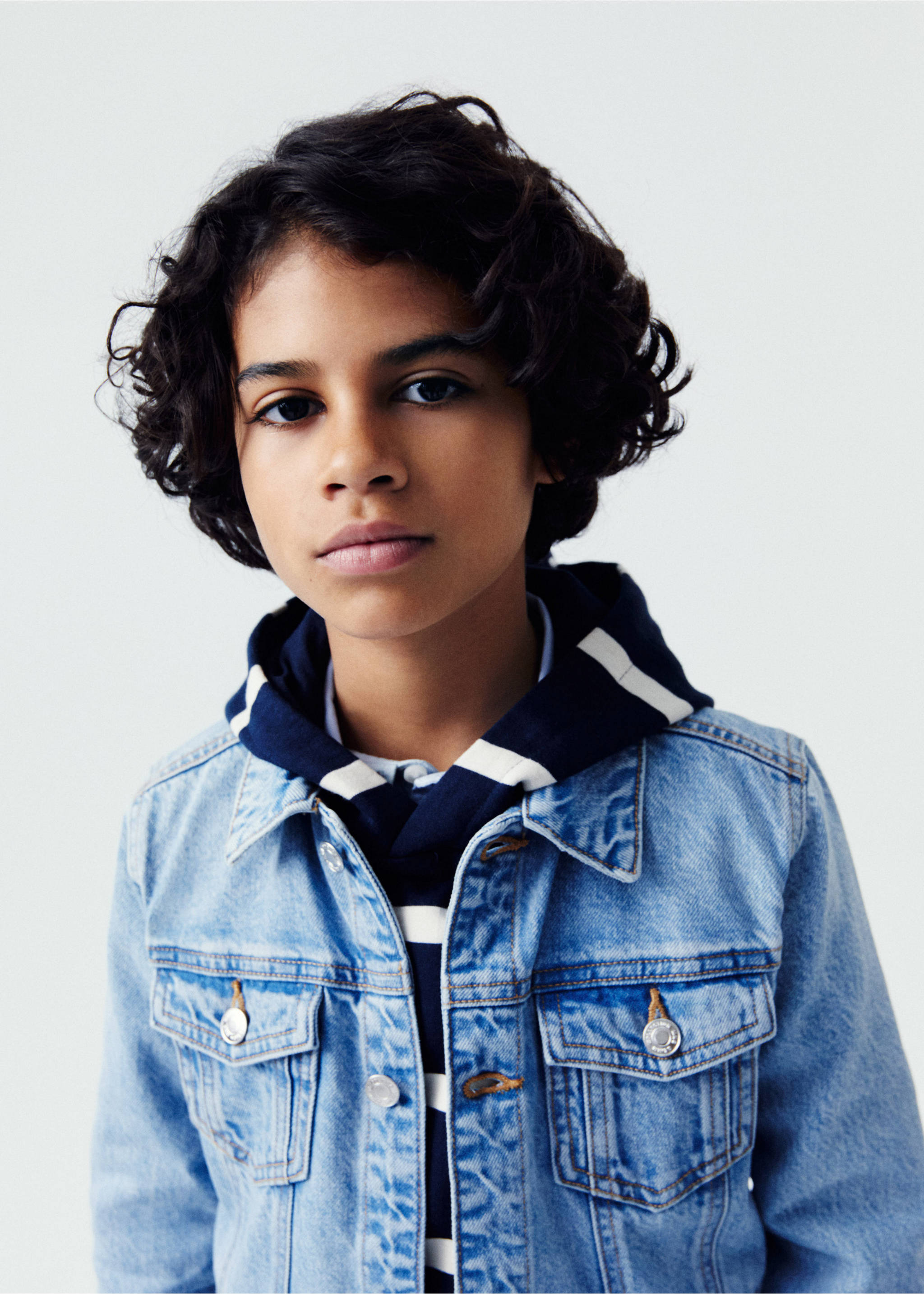 Pockets denim jacket - Details of the article 5, Medium Blue. Ref: 67063266-00.