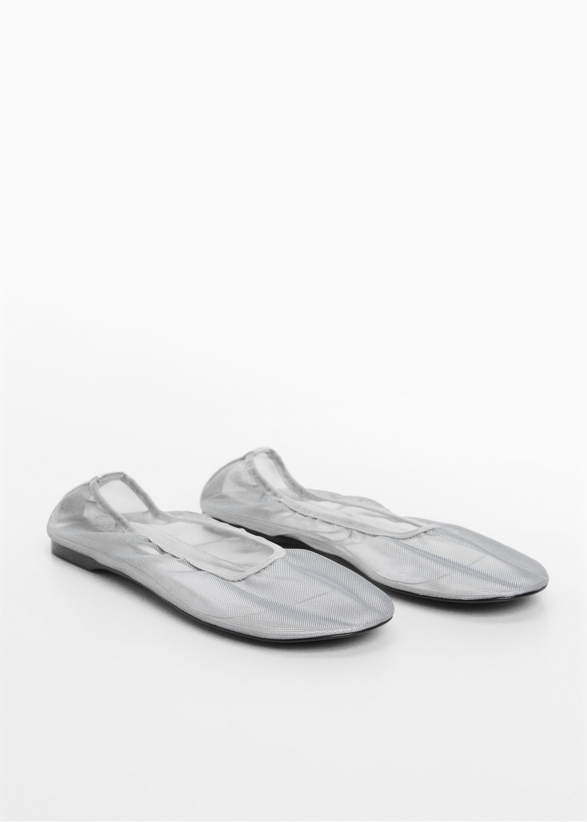 Ballerines maille filet semi-transparentes - Plan moyen