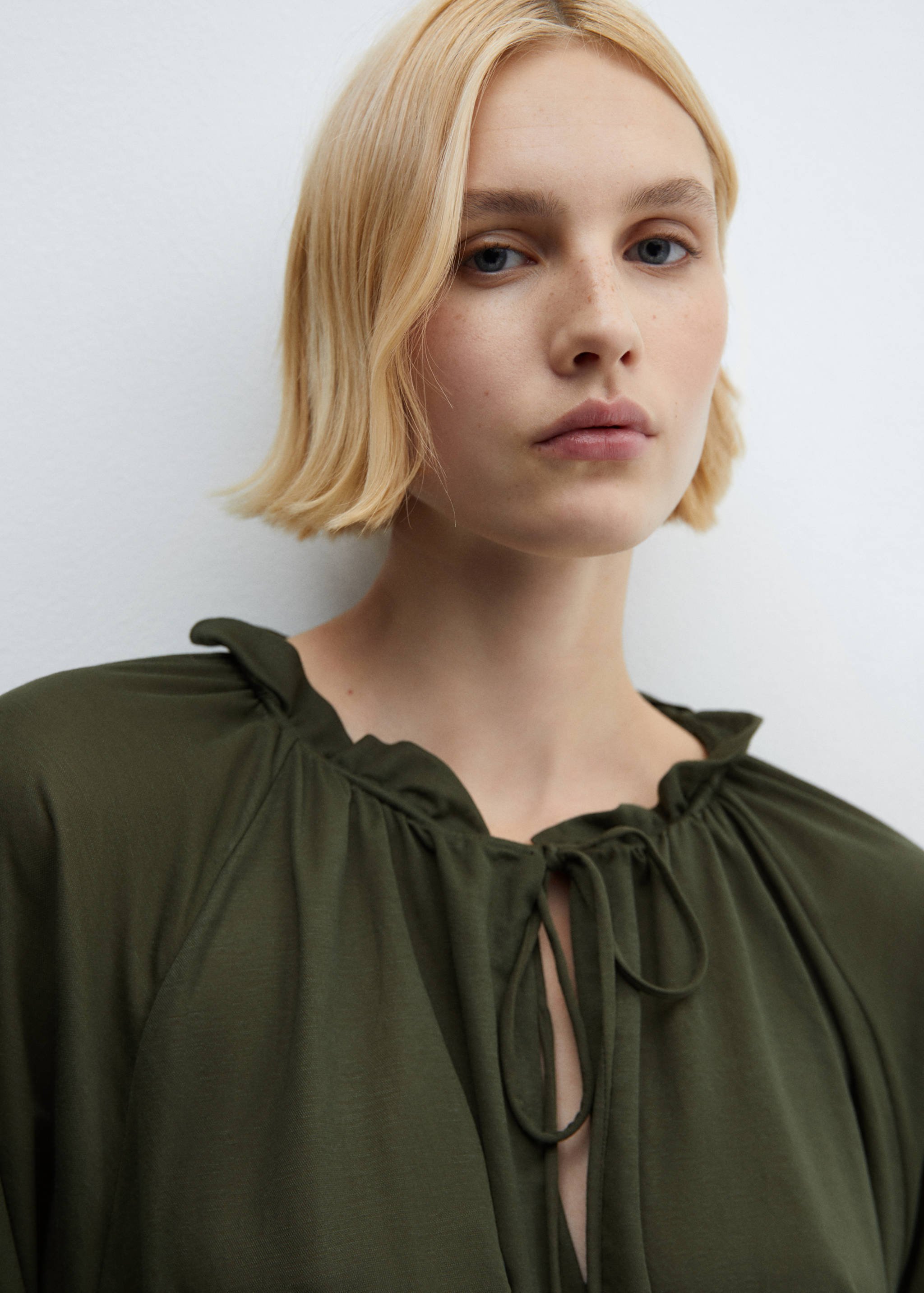 Puffed sleeves blouse - Details of the article 1