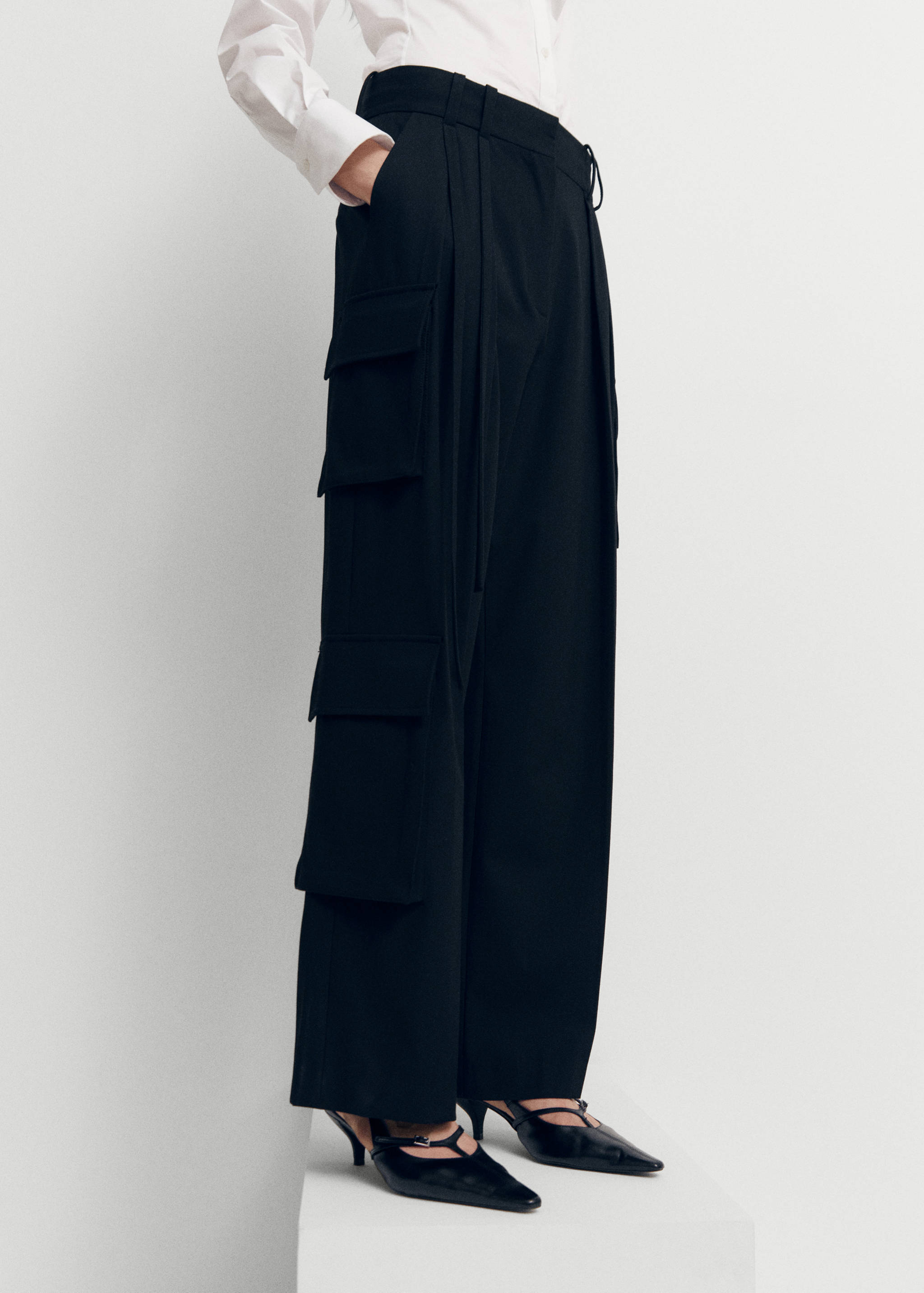 Pantaloni cargo cu pense - Plan mediu