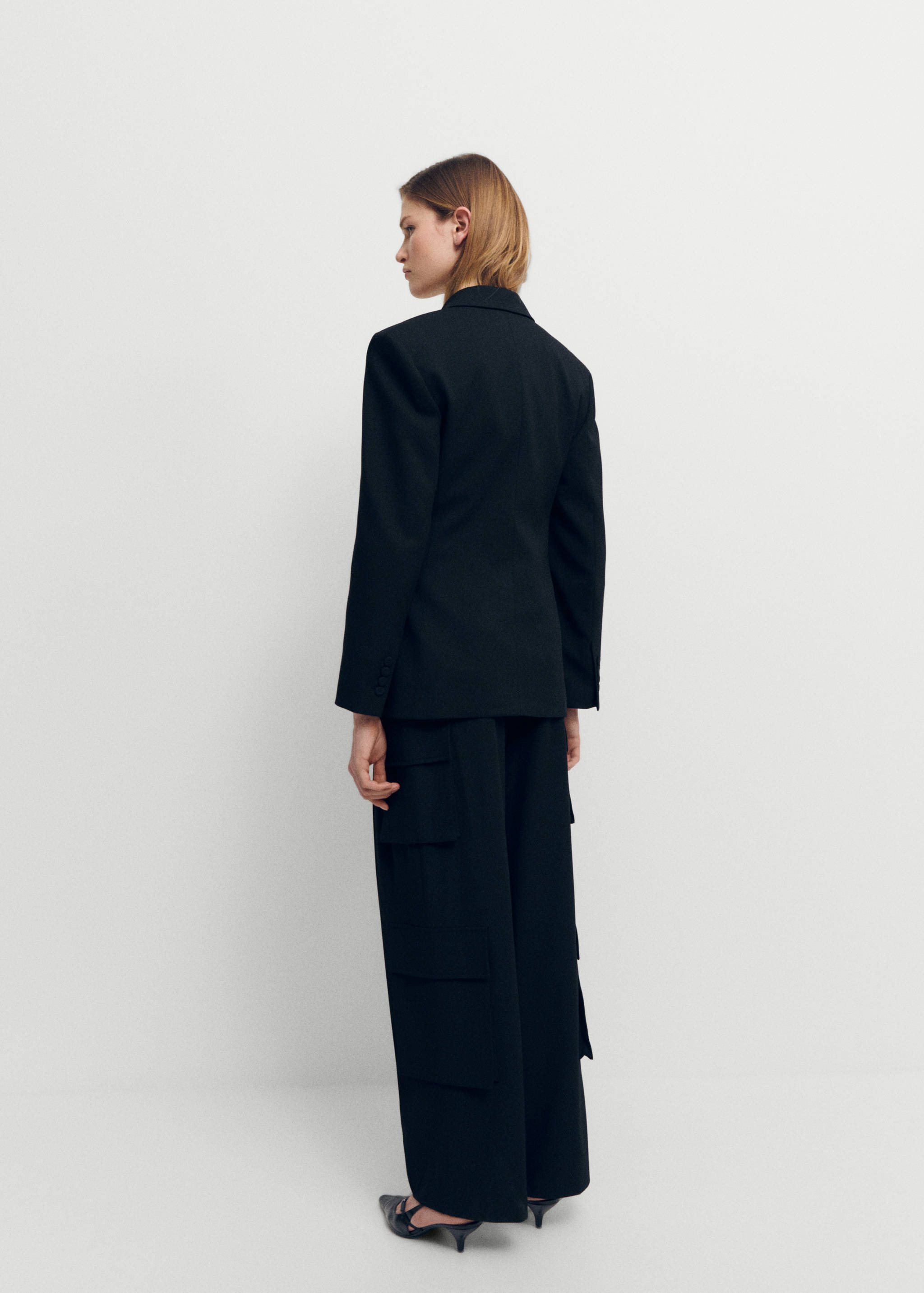 Pantaloni cargo cu pense - Spatele articolului