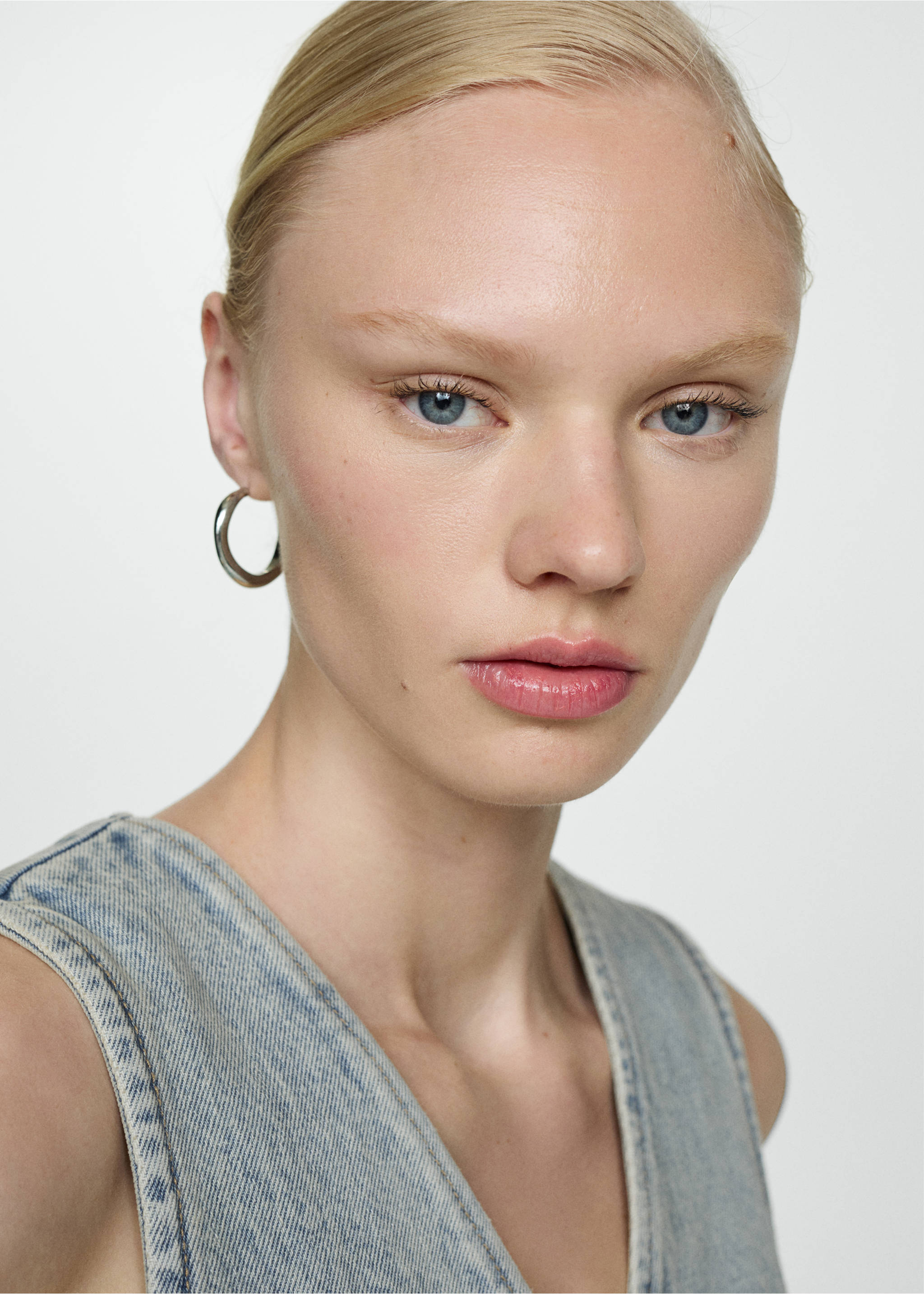 Denim gilet with seams - Details of the article 1, Medium Vintage Blue. Ref: 67065734-00.