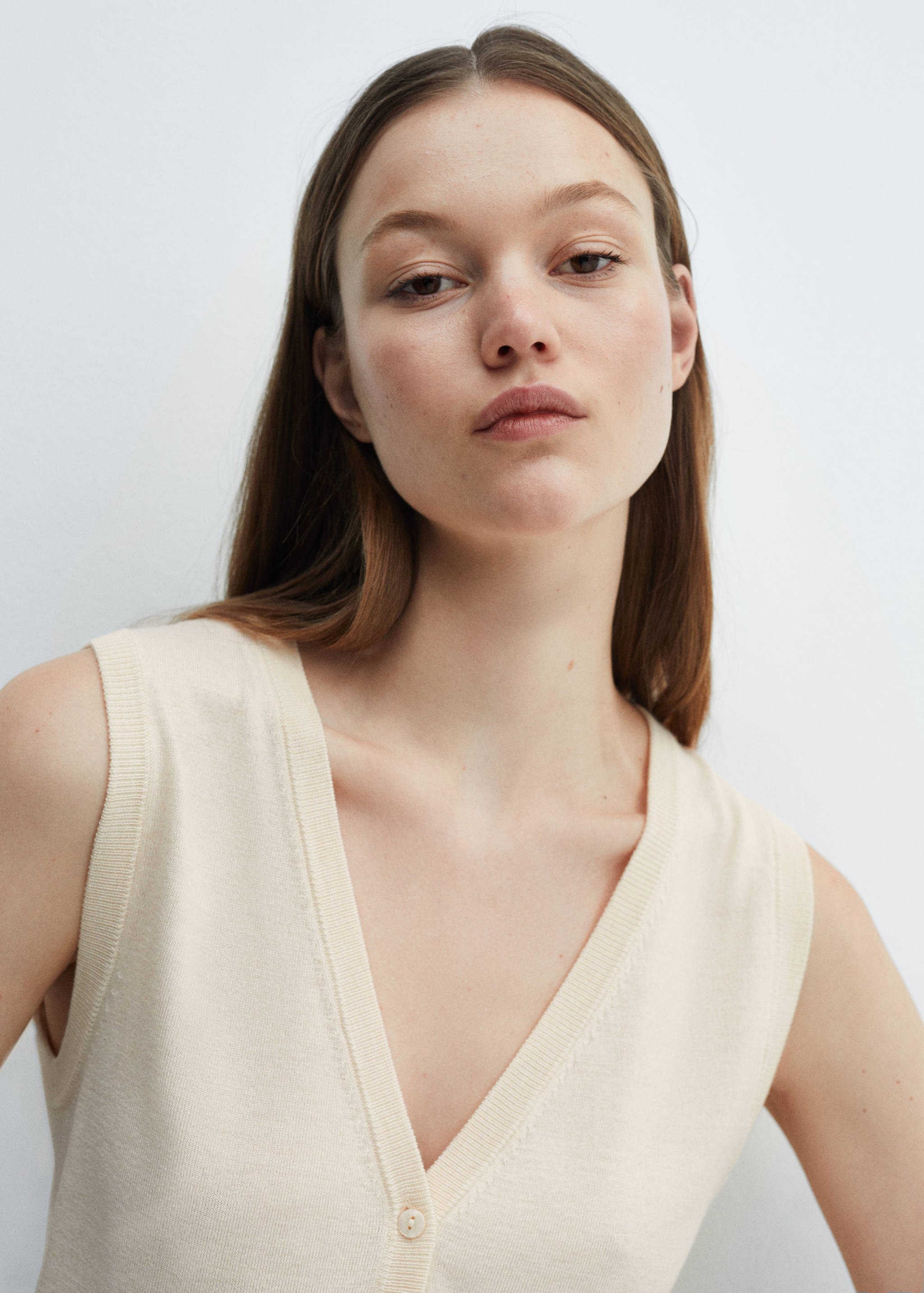 Knitted gilet with buttons - Details of the article 1