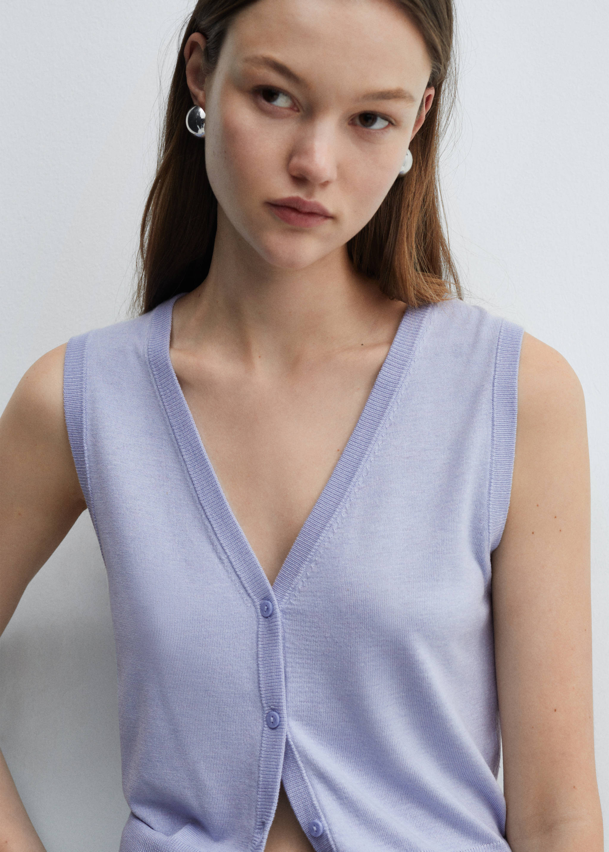 Knitted gilet with buttons - Details of the article 1