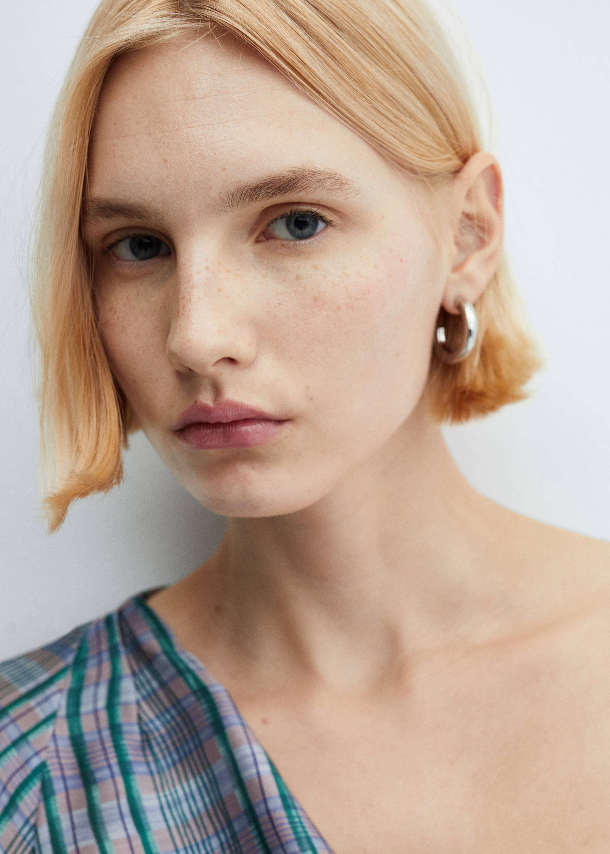 Blusa asimétrica satinada cuadros - Detalle del artículo 1