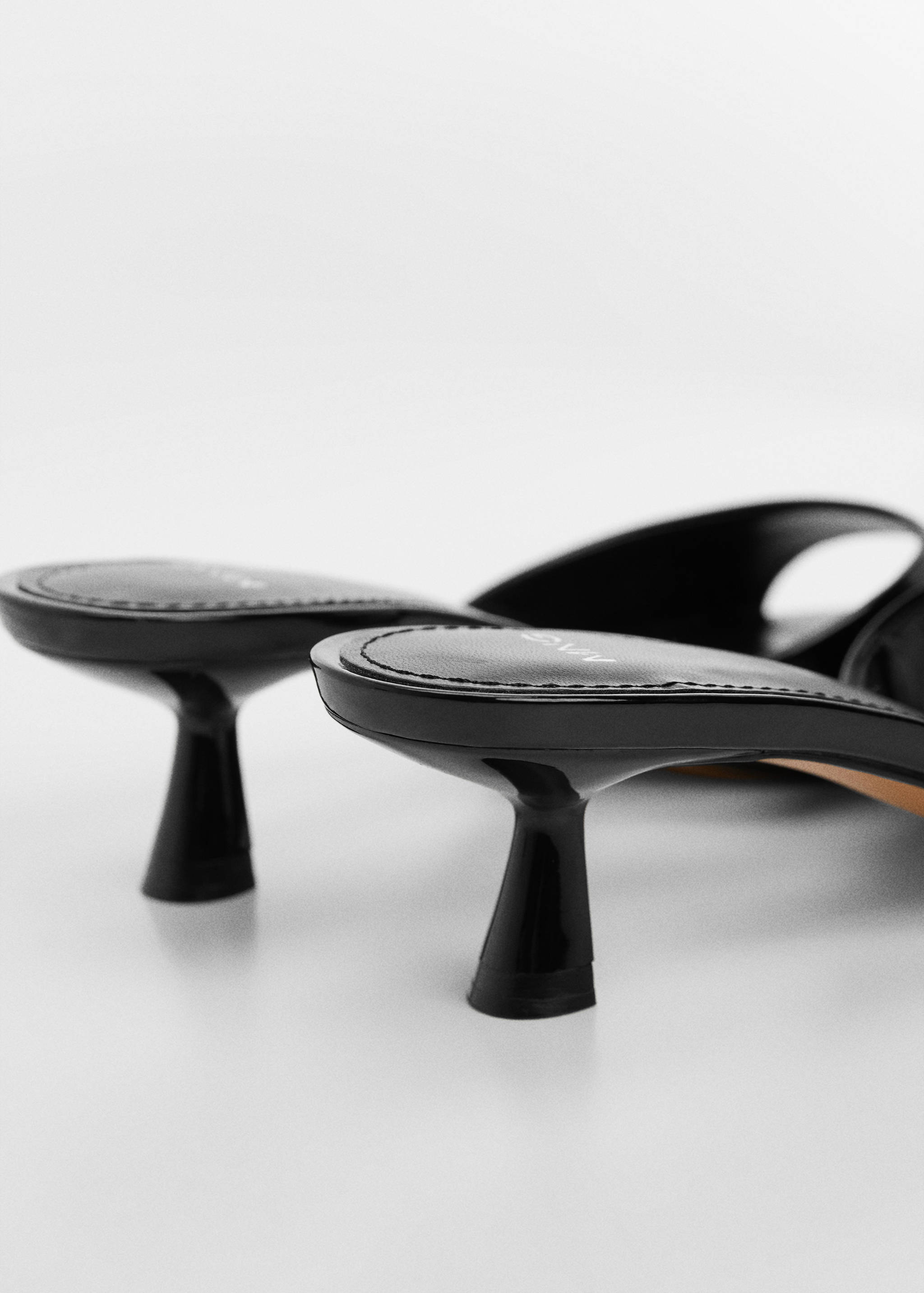 Sandália de salto com efeito de verniz - Pormenor do artigo 1