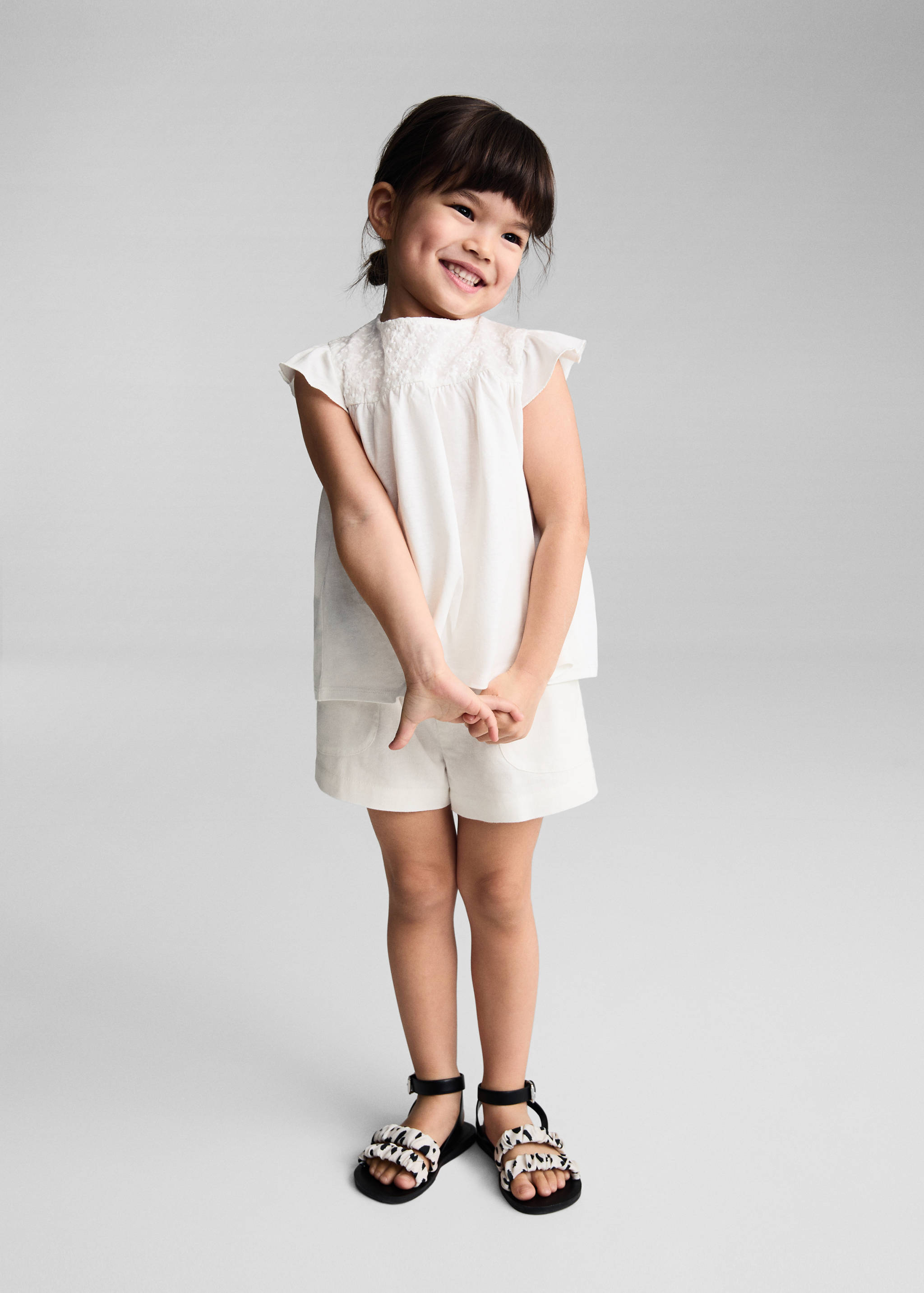 T-shirt met geborduurde bloemen - Overzichtstekening