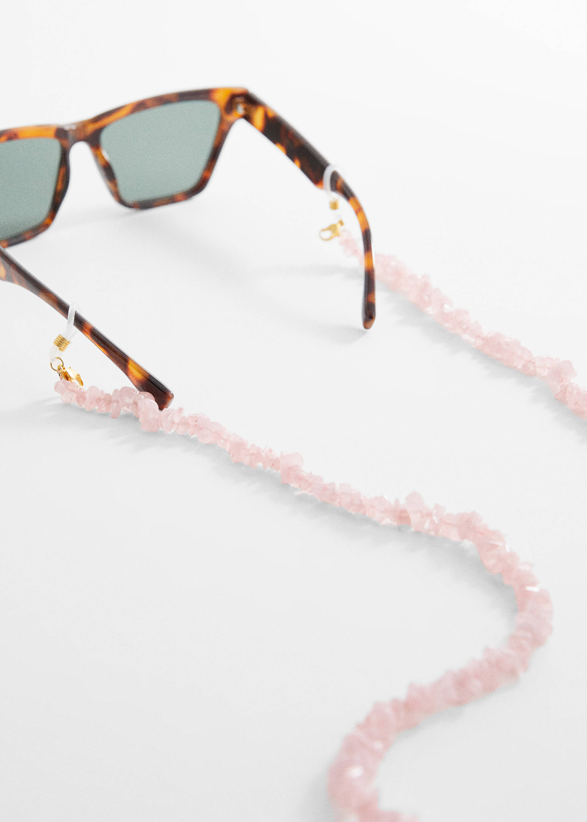 Lanț de ochelari cu pietricele - Plan mediu