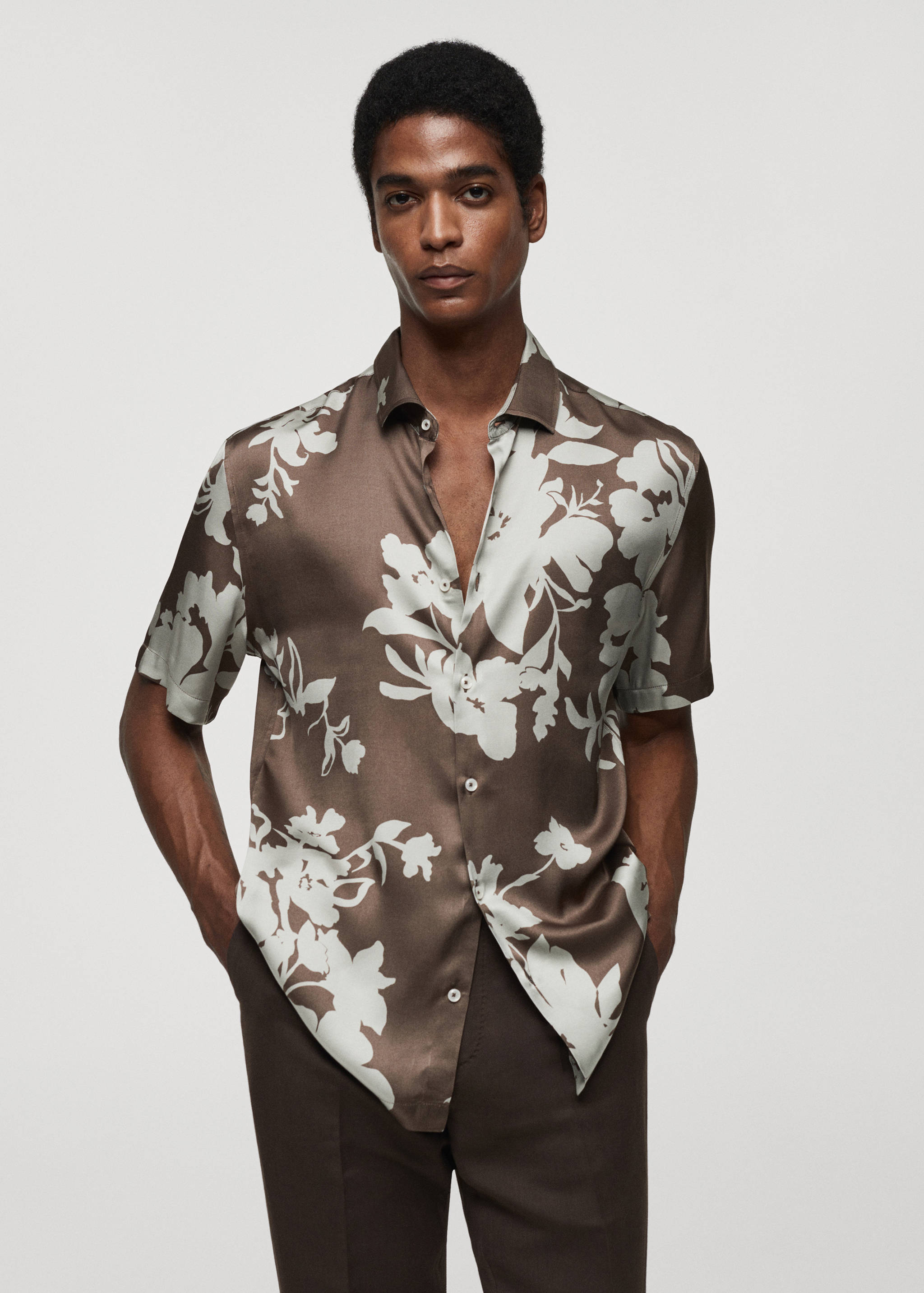 Camisa fluida com estampado floral - Plano médio