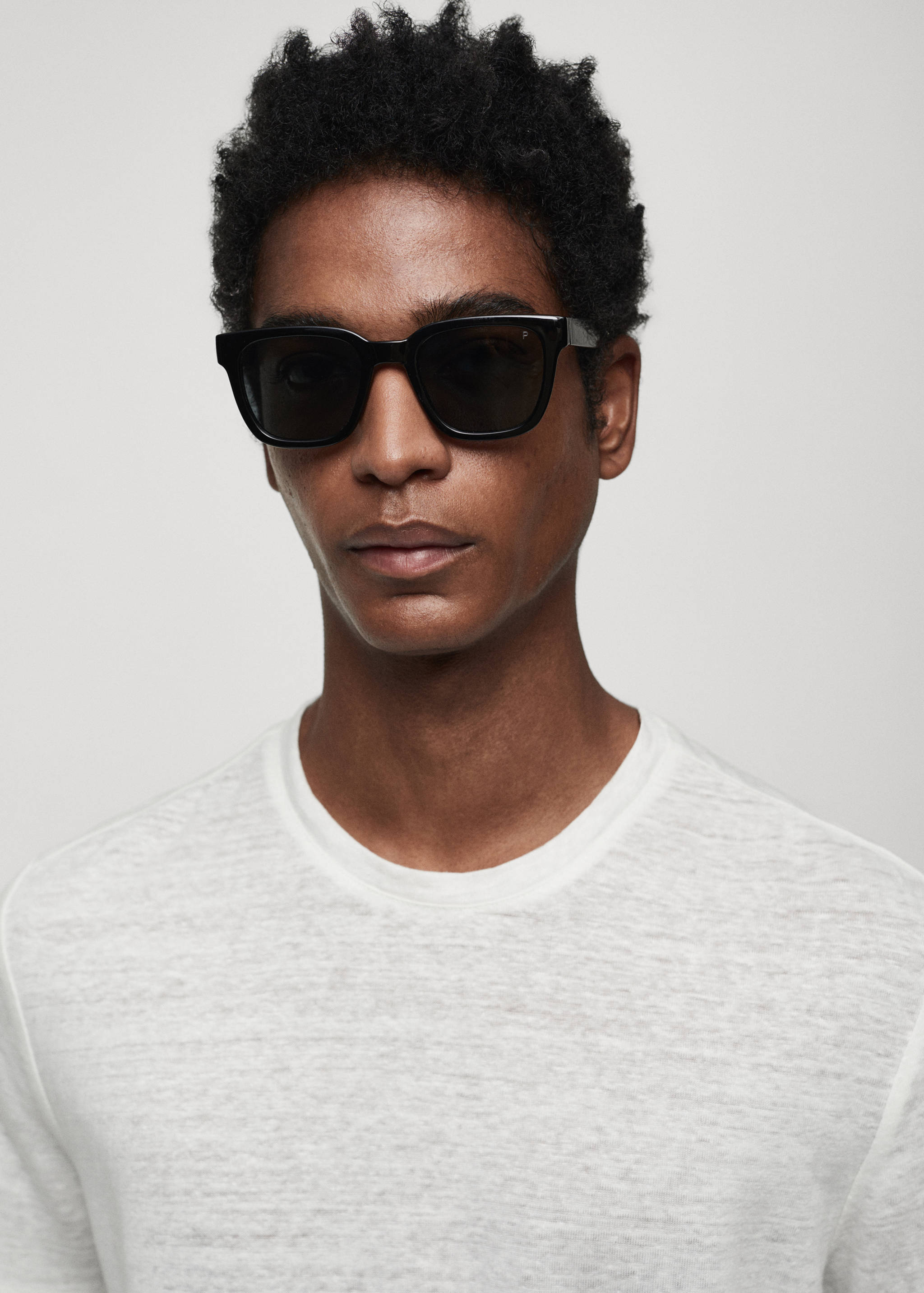 Slim-fit 100% linen t-shirt - Details of the article 1