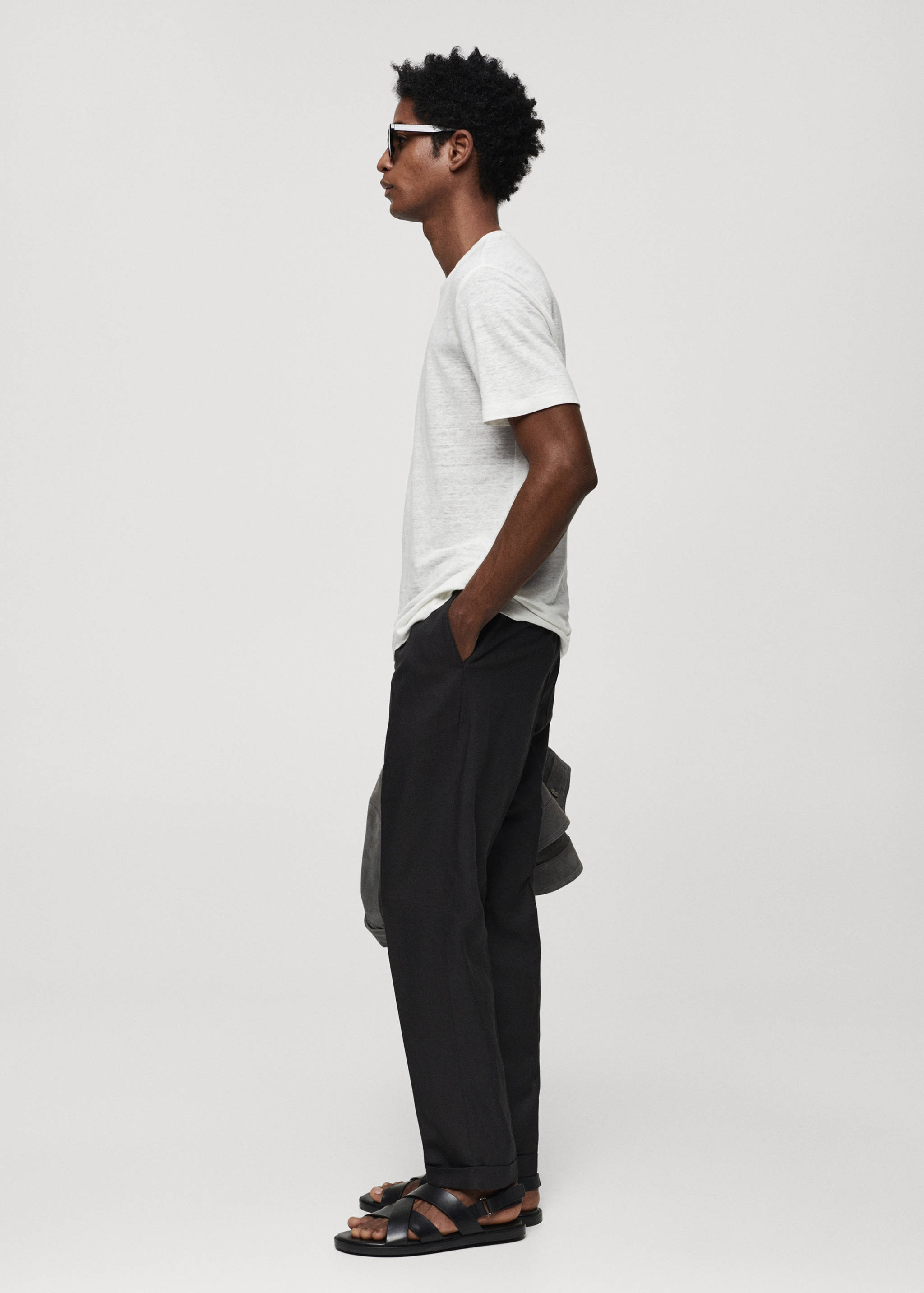 Slim-fit 100% linen t-shirt - Details of the article 2