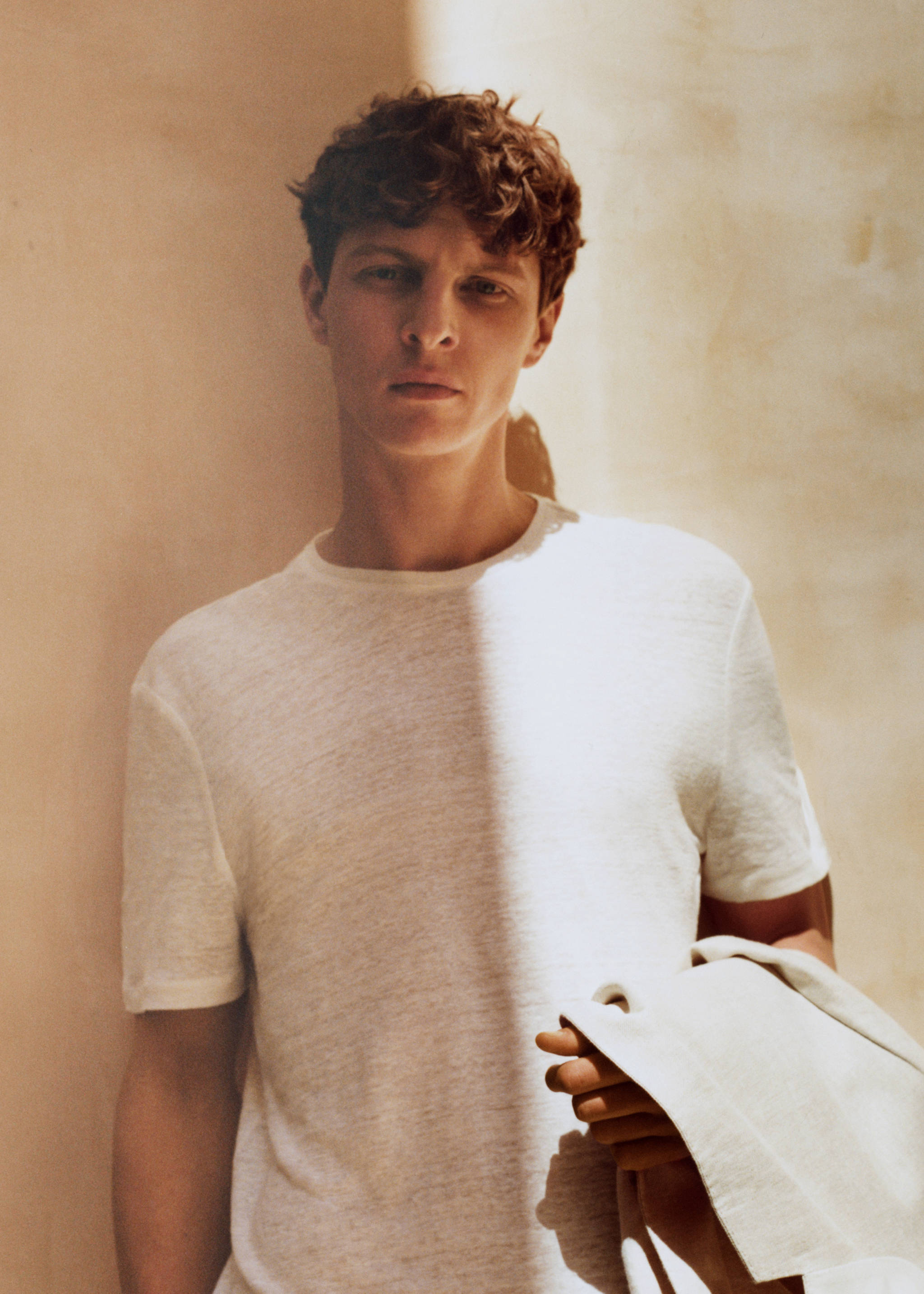 Slim-fit 100% linen t-shirt - Details of the article 5