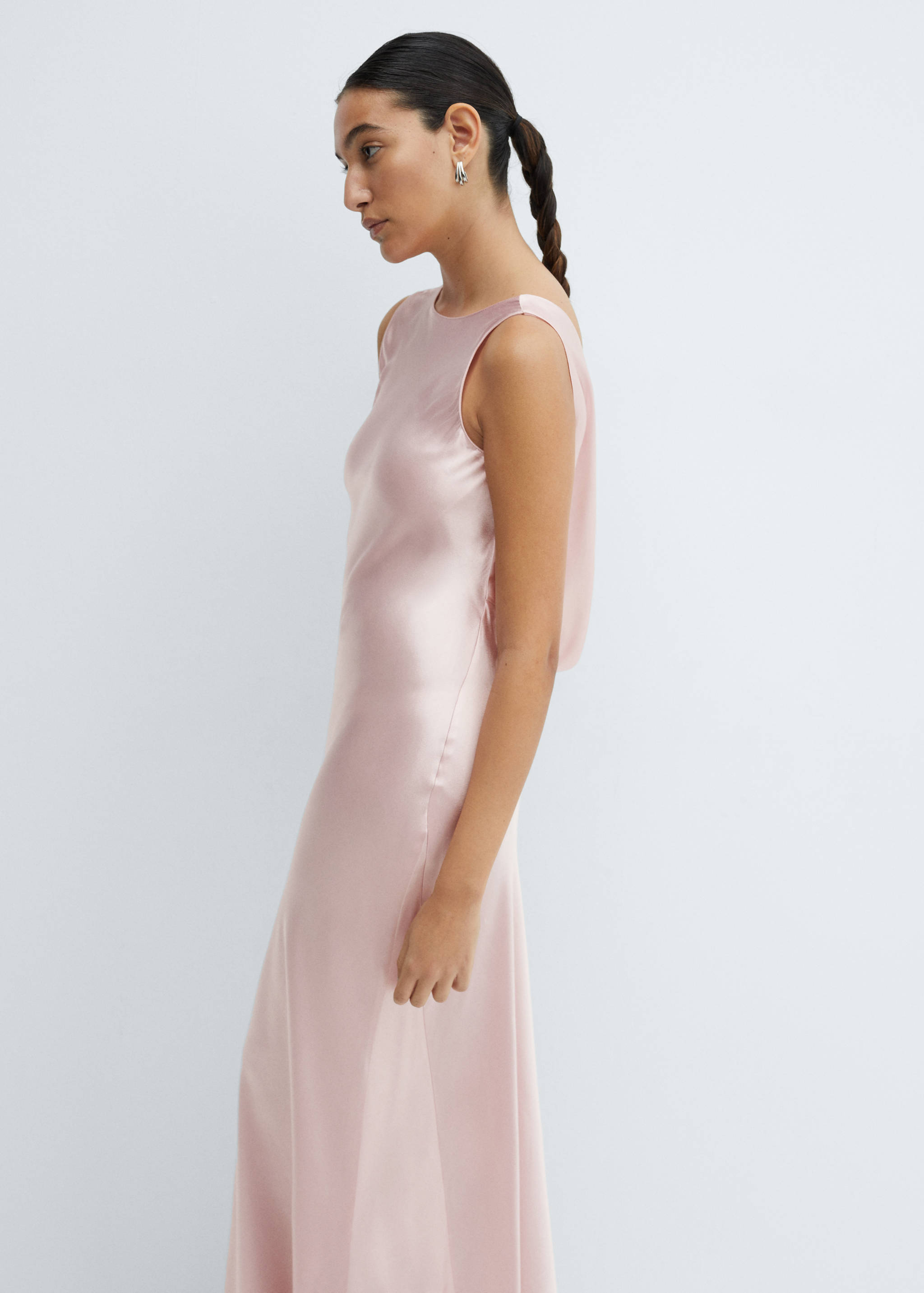 Satinerad klänning bar rygg - Bild av mittparti