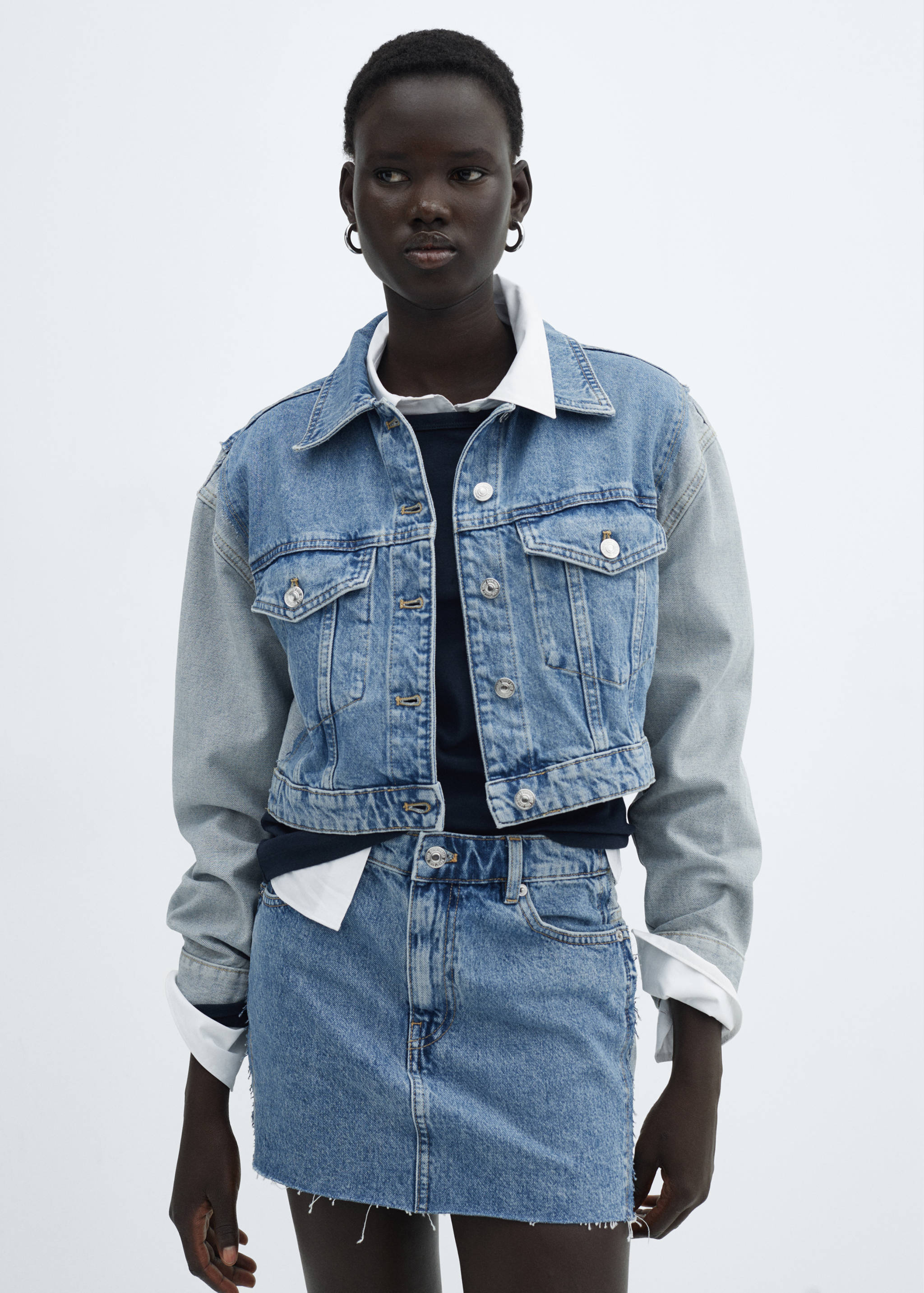 Blouson en jean crop bicolore - Plan moyen