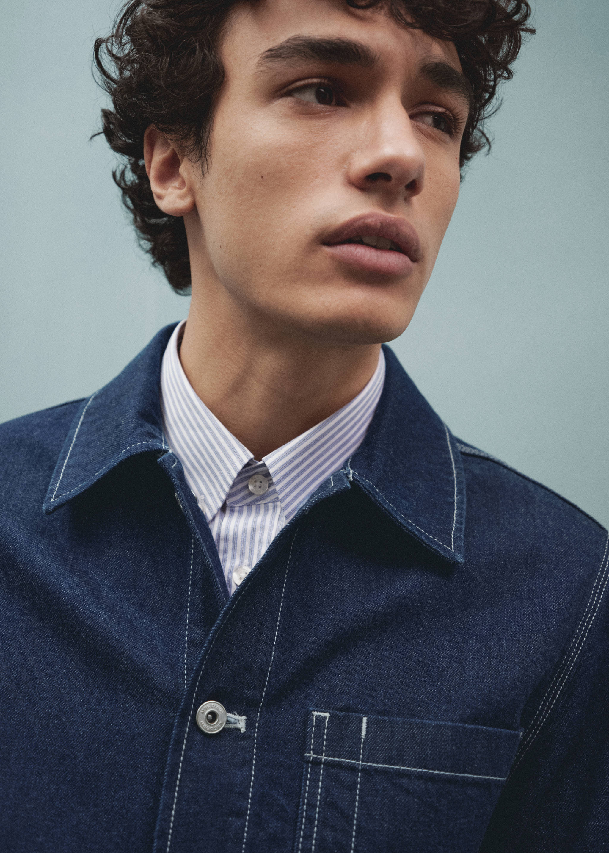 Denim overshirt with stitching pockets - Details of the article 6, Open Blue. Ref: 67066725-00.