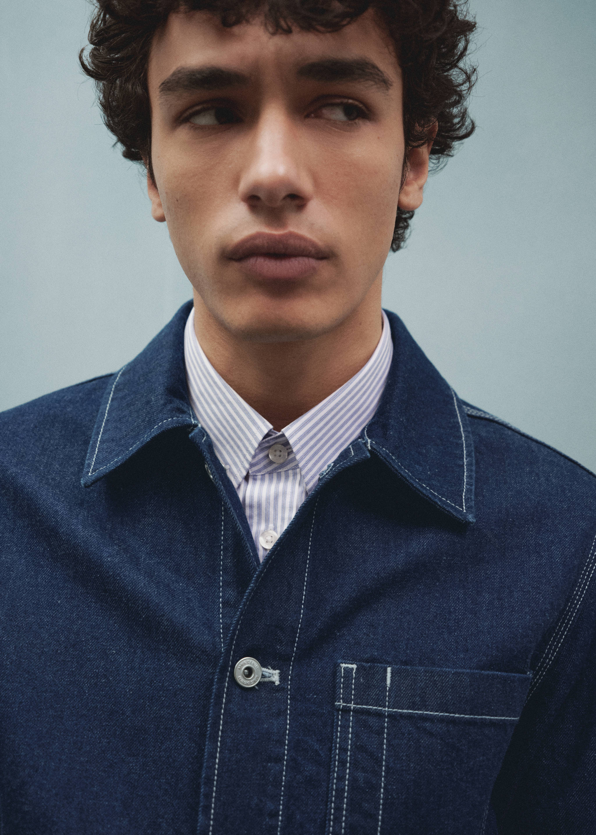 Denim overshirt with stitching pockets - Details of the article 5, Open Blue. Ref: 67066725-00.