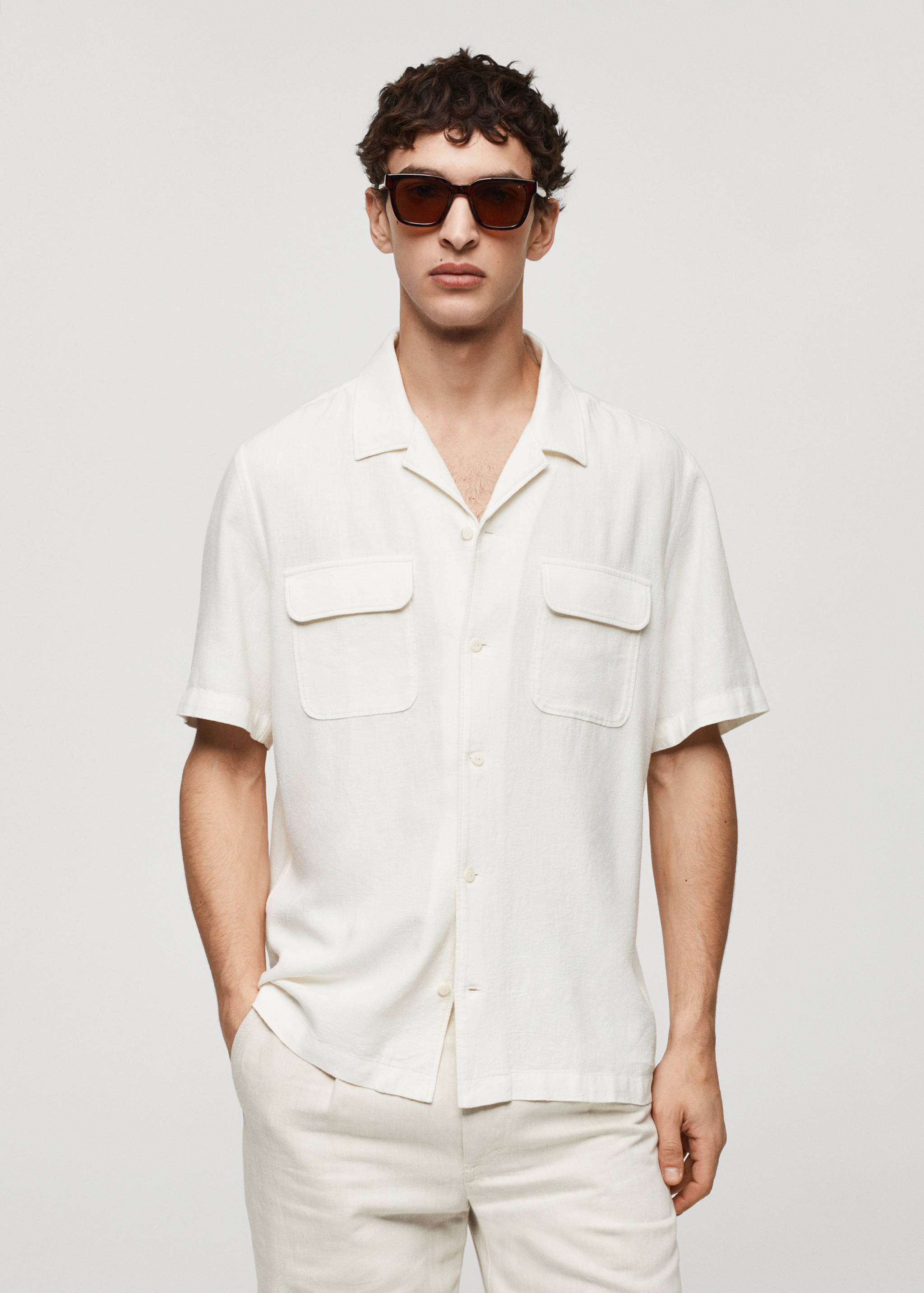 Camisa lino cuello bowling bolsillos - Plano medio