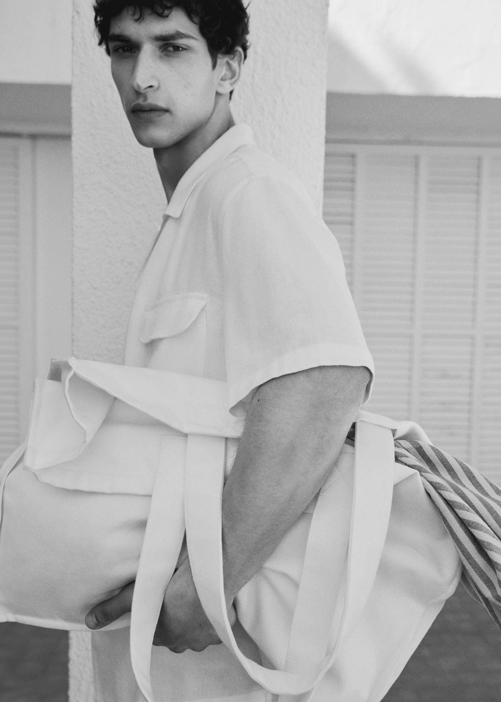 Camisa lino cuello bowling bolsillos - Detalle del artículo 3