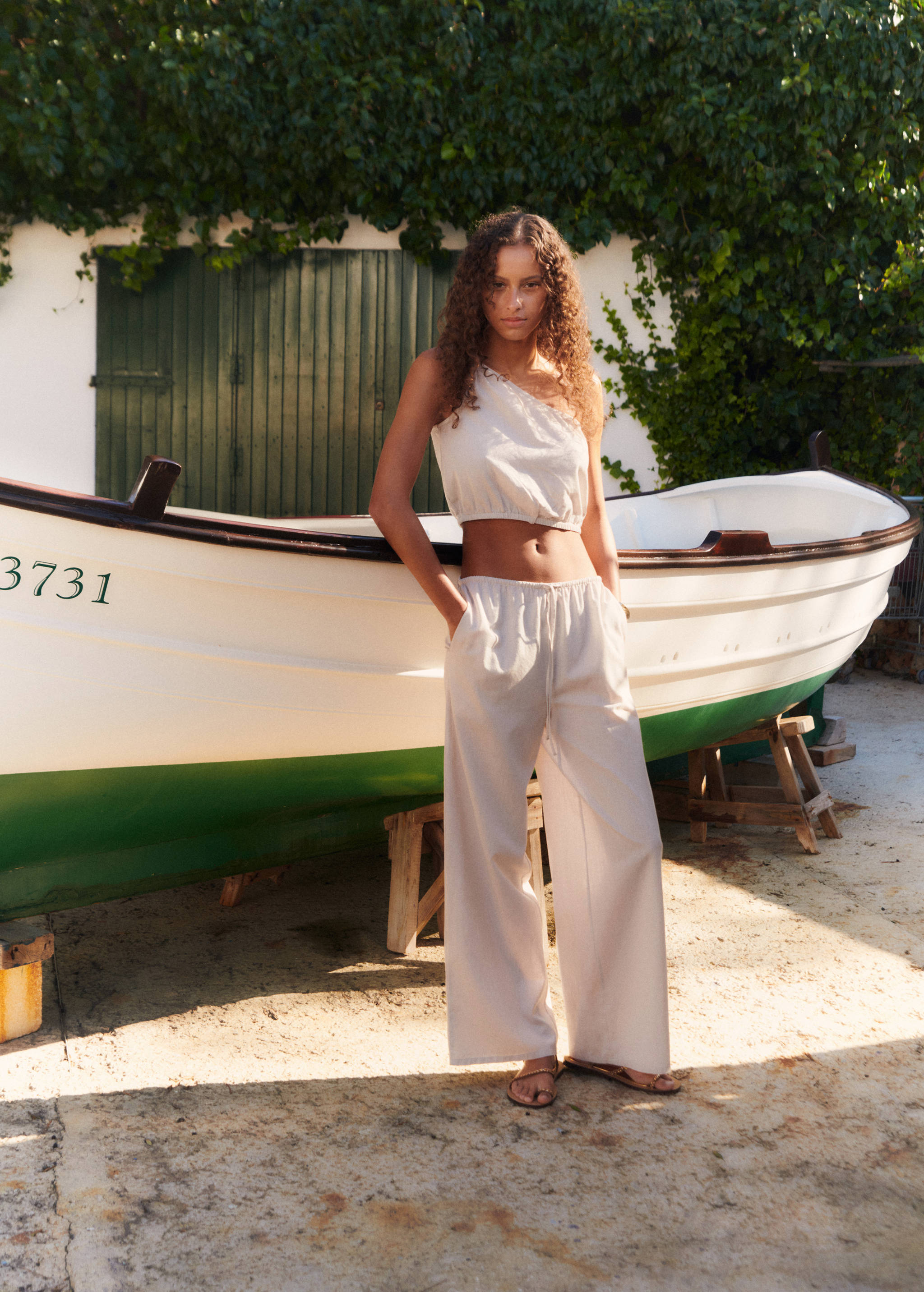 Asymmetrical top with knot - Details of the article 5