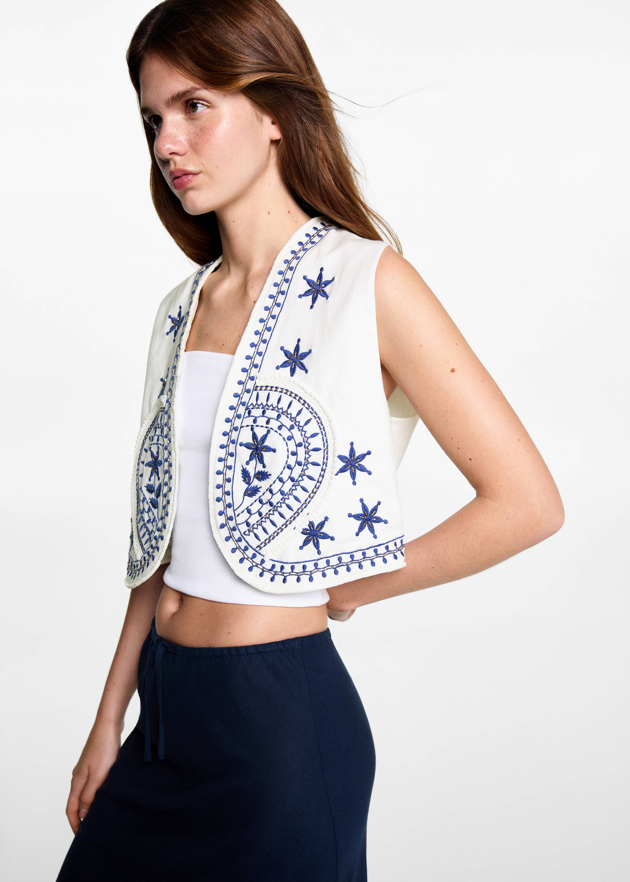 Chaleco bordado abalorios - Plano medio