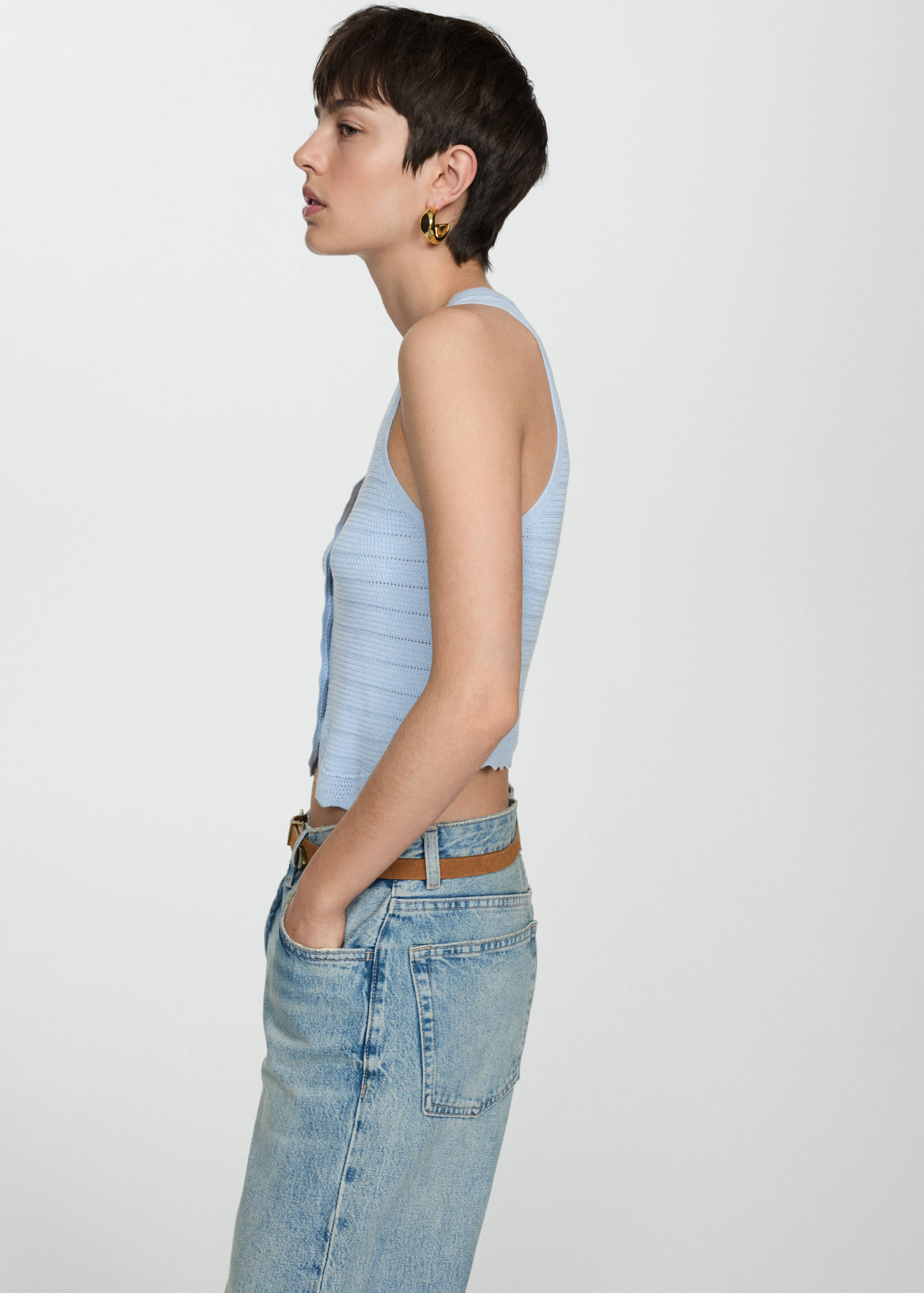 Colete de malha com pormenores rendados - Plano médio