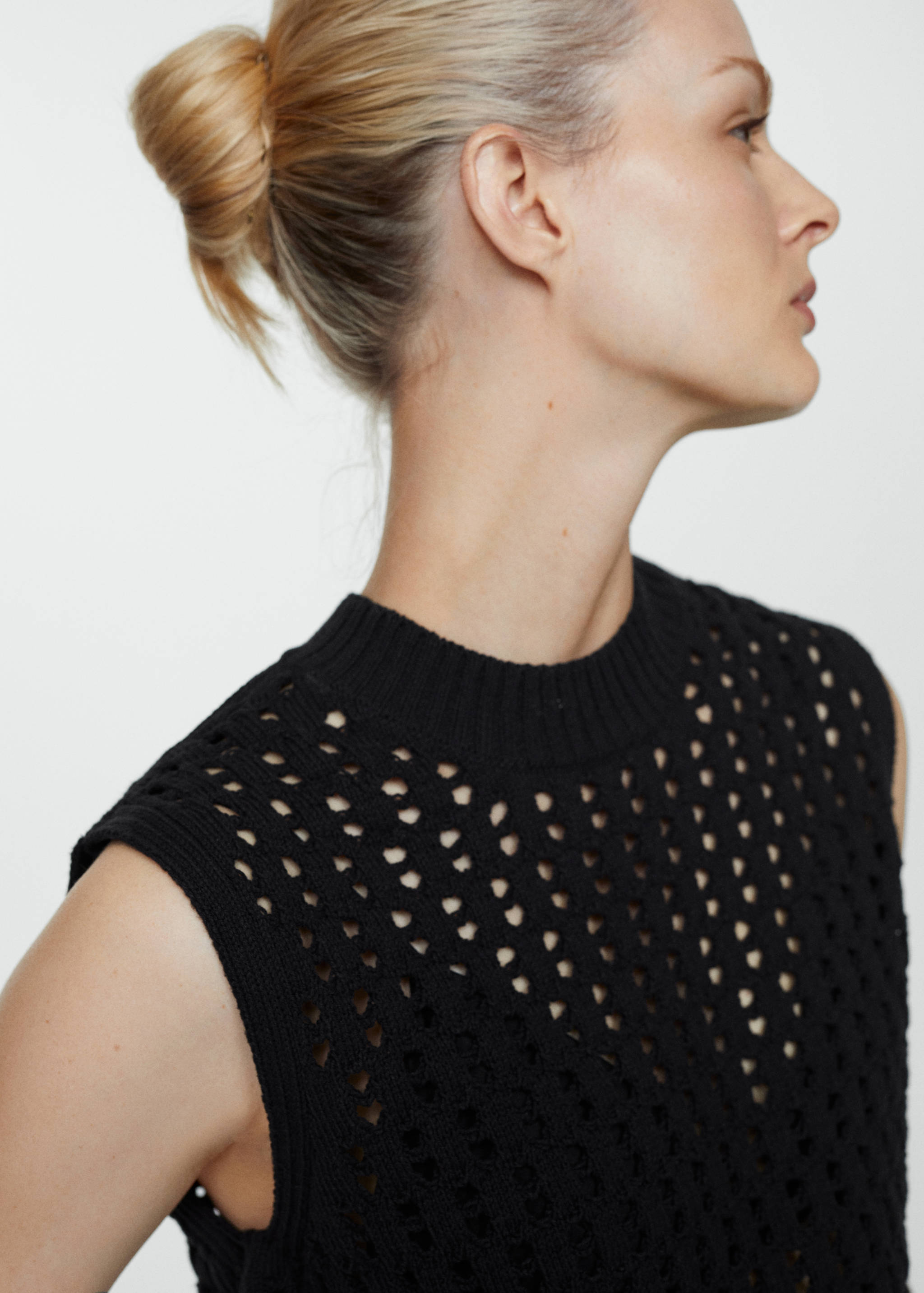 Top de malha com pormenores rendados - Verso do artigo