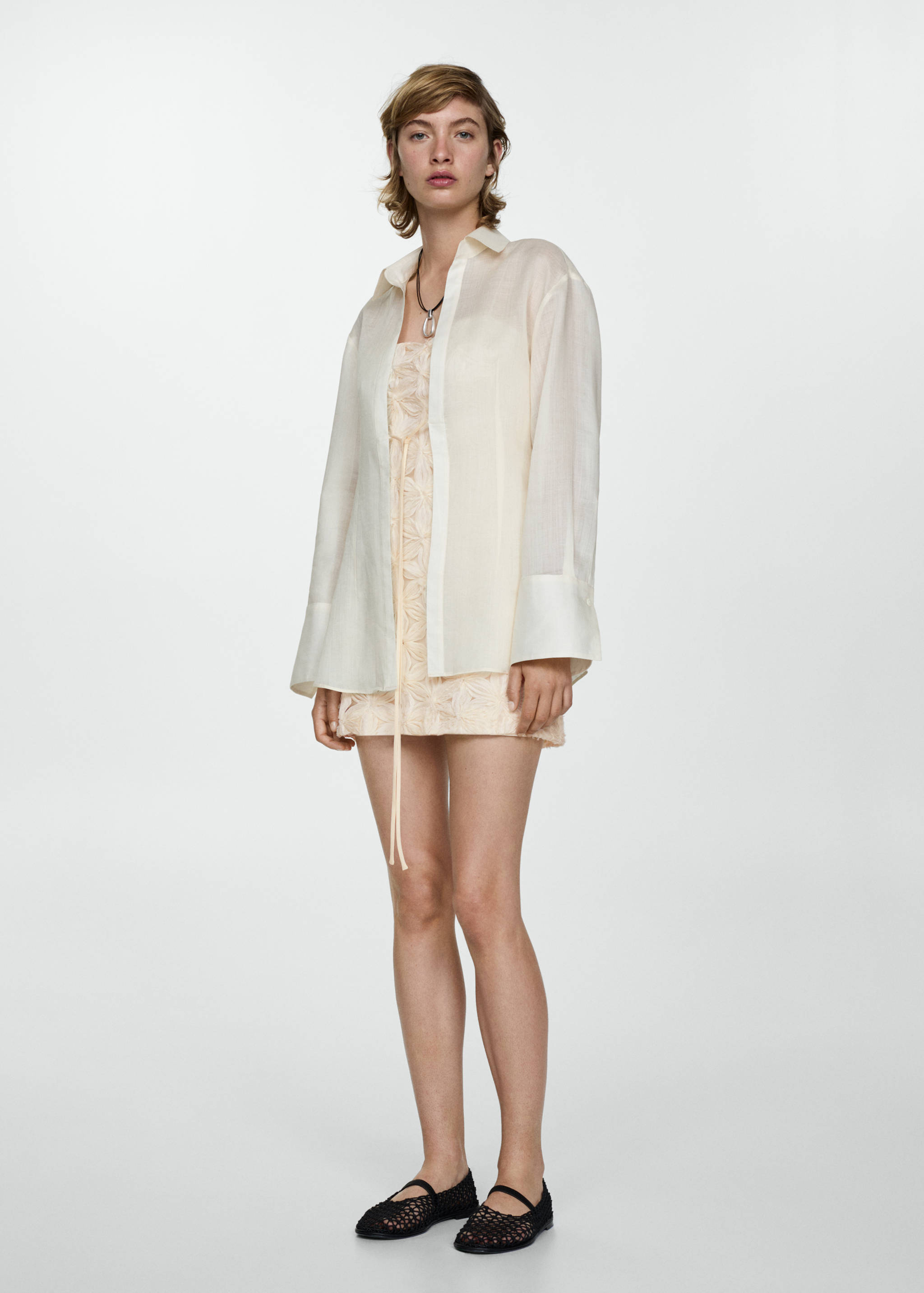 Sukienka w kwiaty z teksturą - Plan ogólny