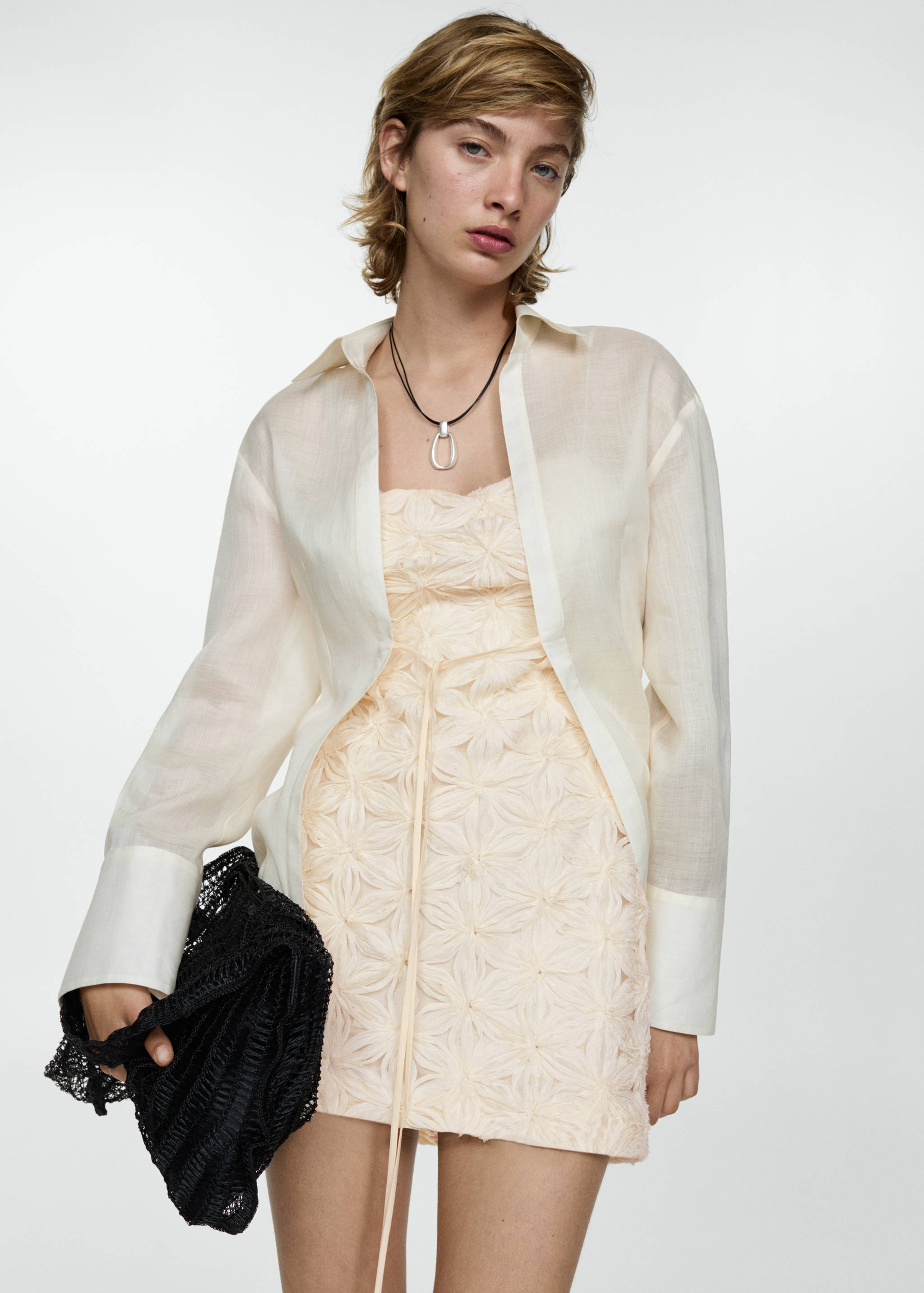 Sukienka w kwiaty z teksturą - Plan średni