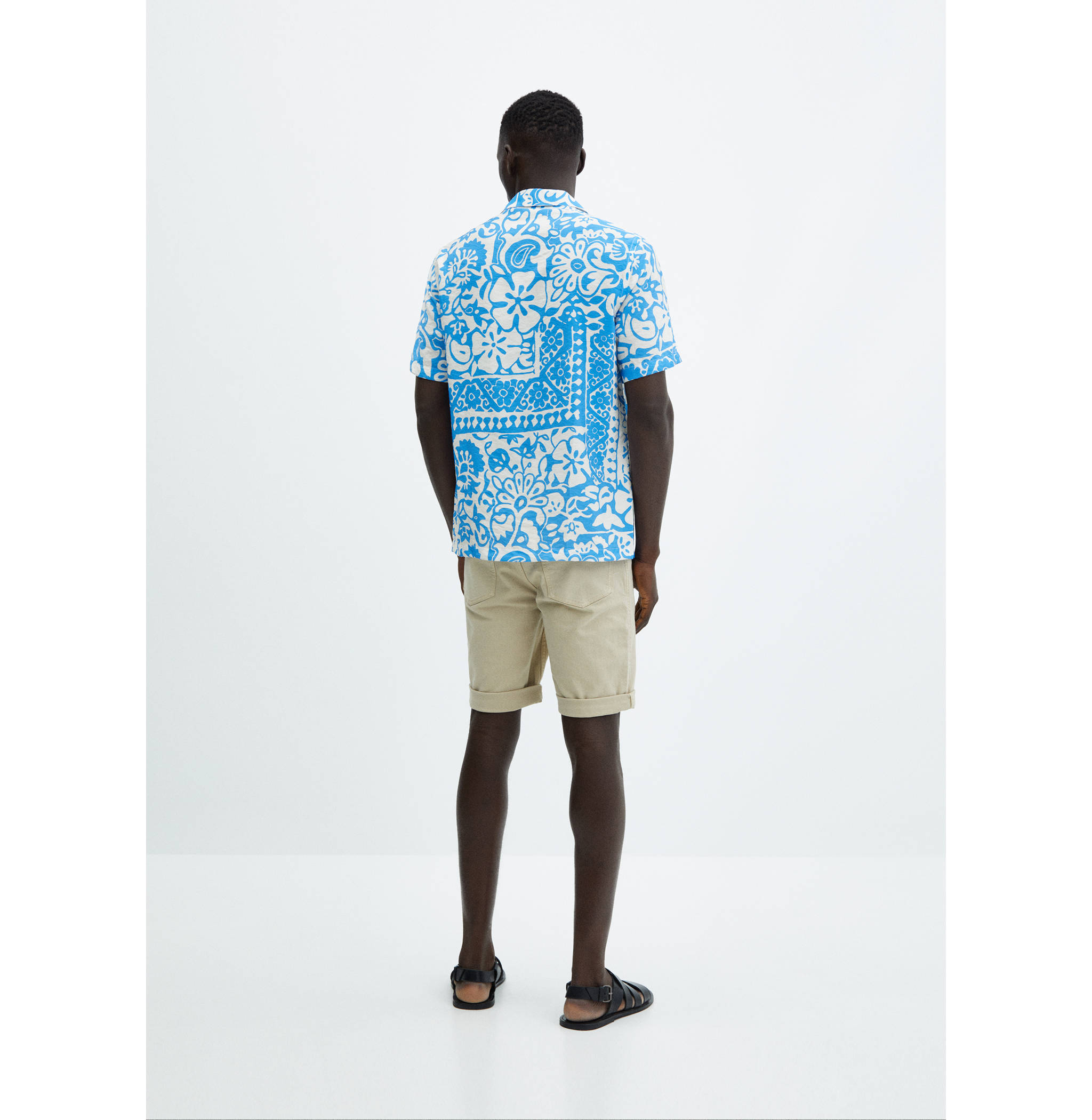 Camisa regular fit fluída estampada - Reverso del artículo