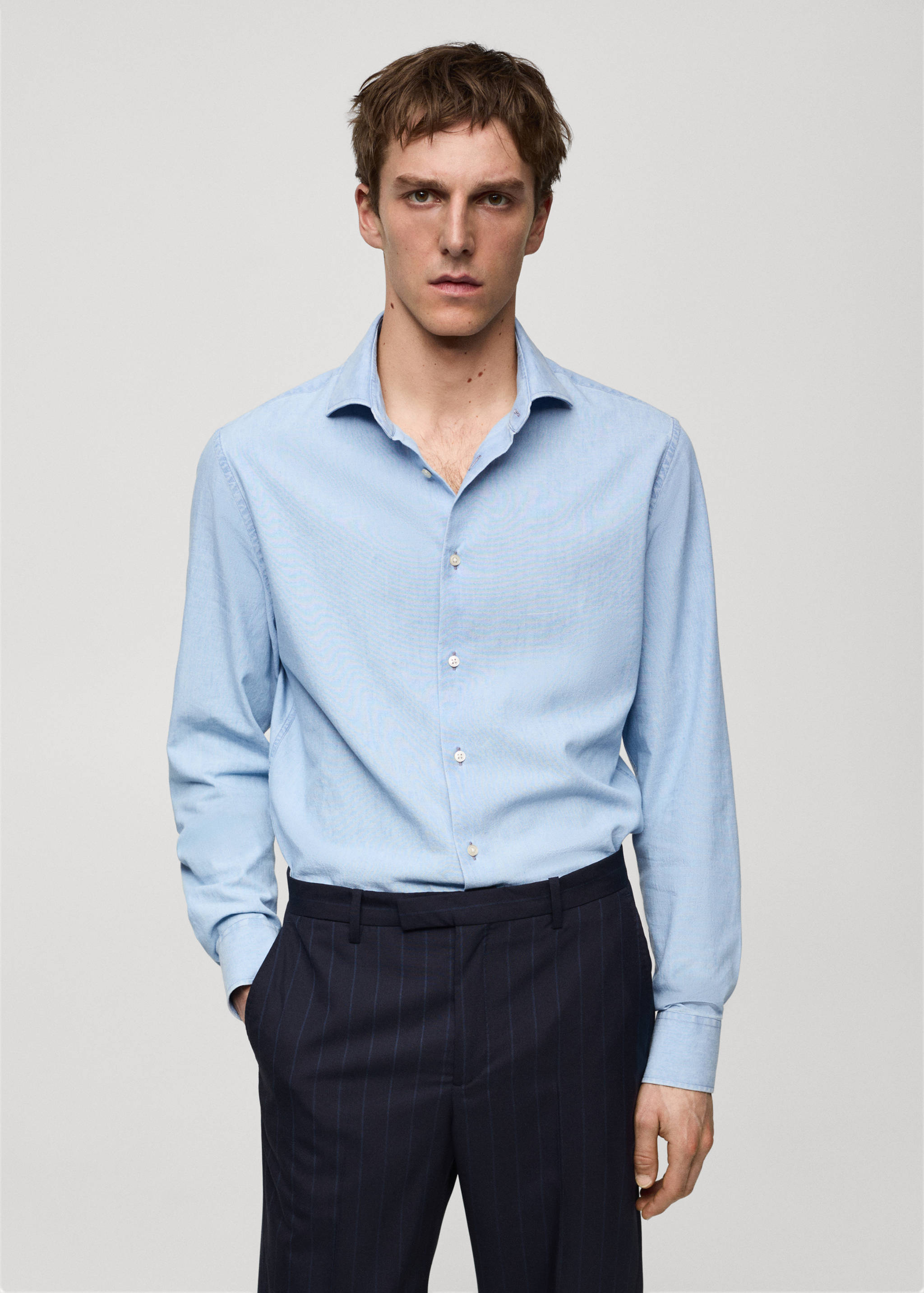 Slim-Fit-Hemd aus 100 % Indigo-Baumwolle - Mittlere Ansicht