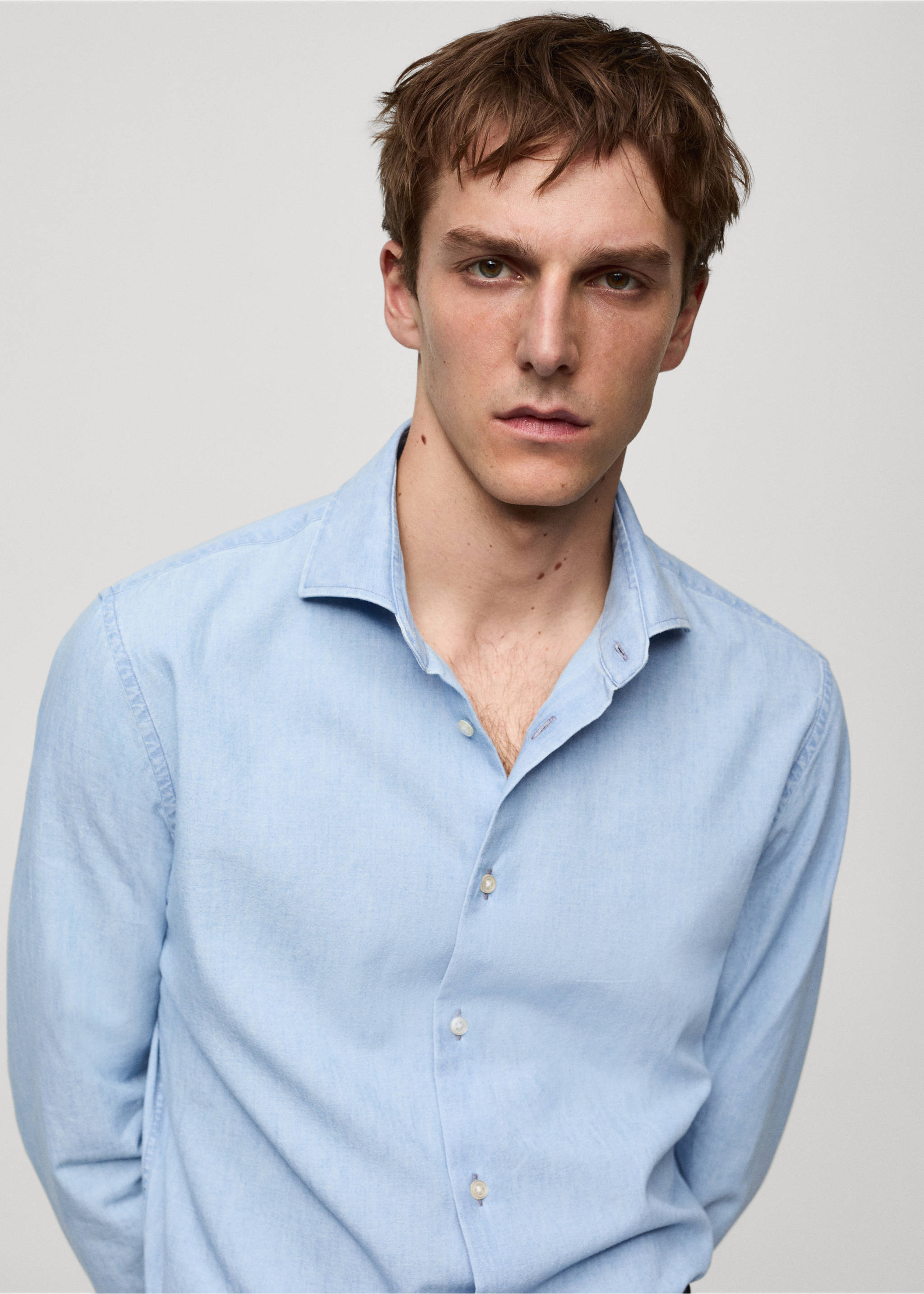 Slim-Fit-Hemd aus 100 % Indigo-Baumwolle - Detail des Artikels 1, Himmelblau. Ref: 67068267-00.