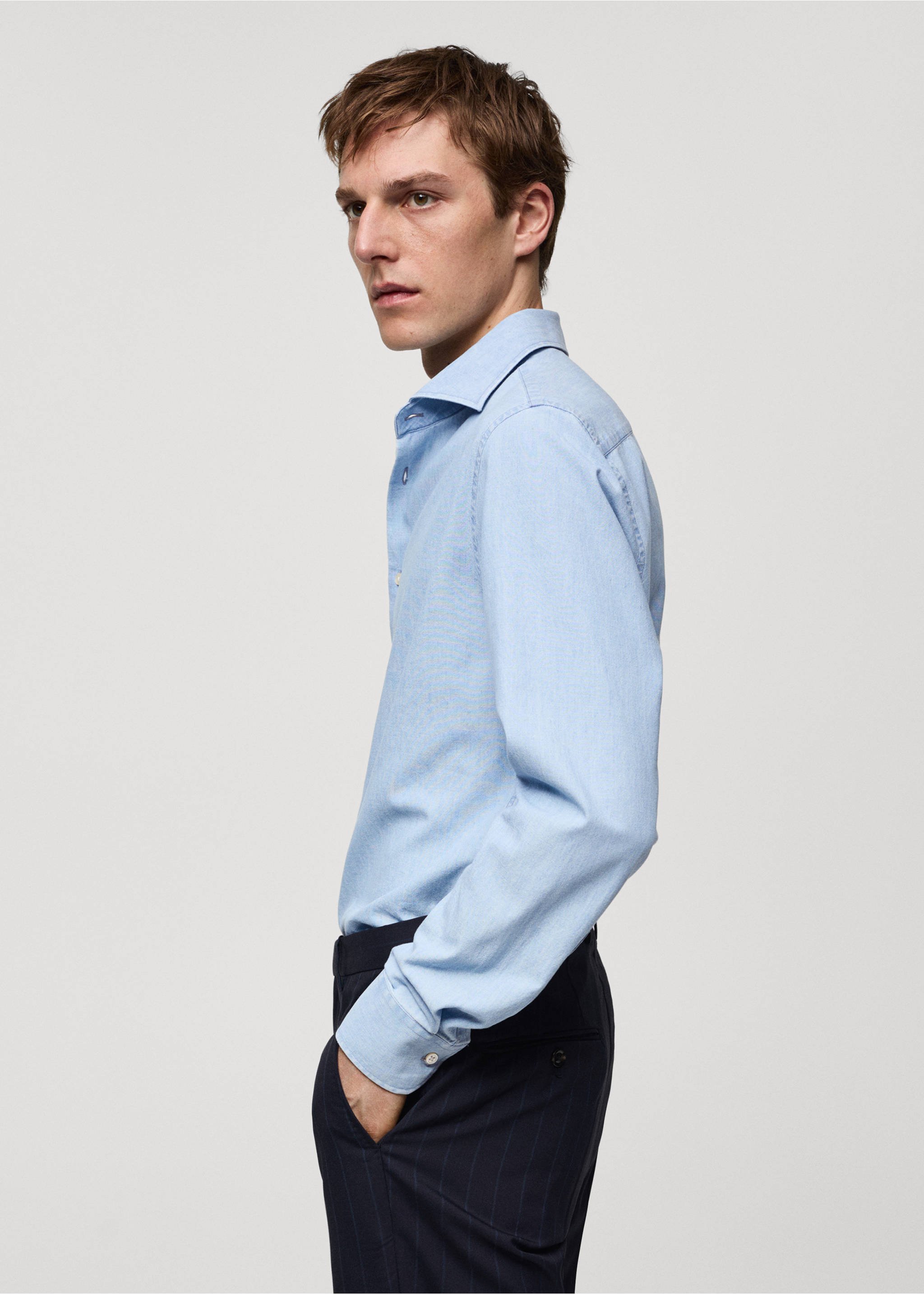 Slim-Fit-Hemd aus 100 % Indigo-Baumwolle - Detail des Artikels 6, Himmelblau. Ref: 67068267-00.